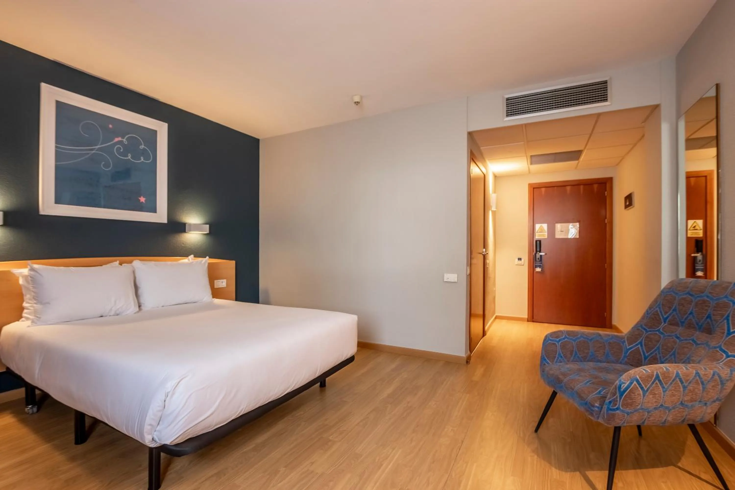 Photo of the whole room, Bed in Travelodge Murcia