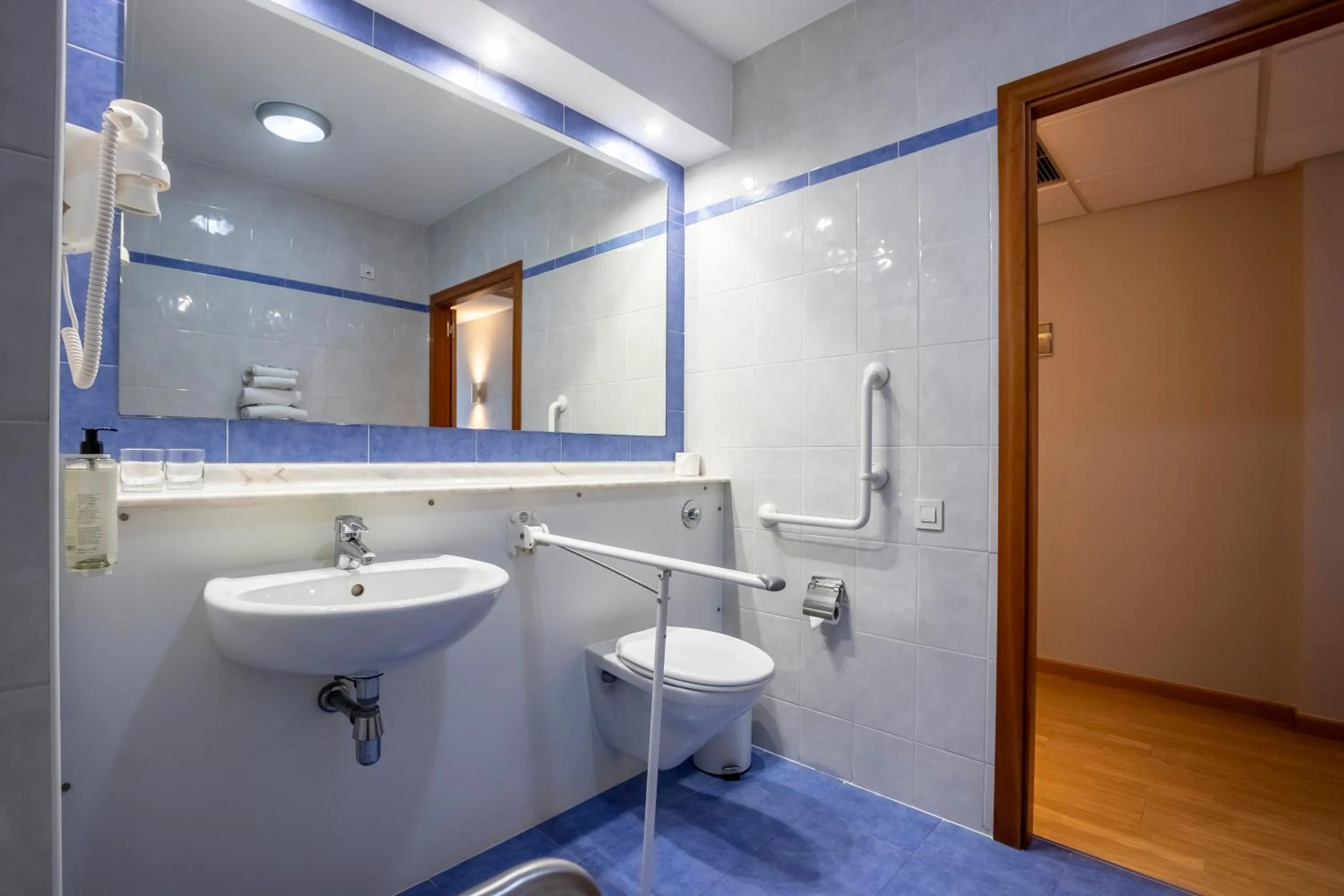 Bathroom in Travelodge Murcia