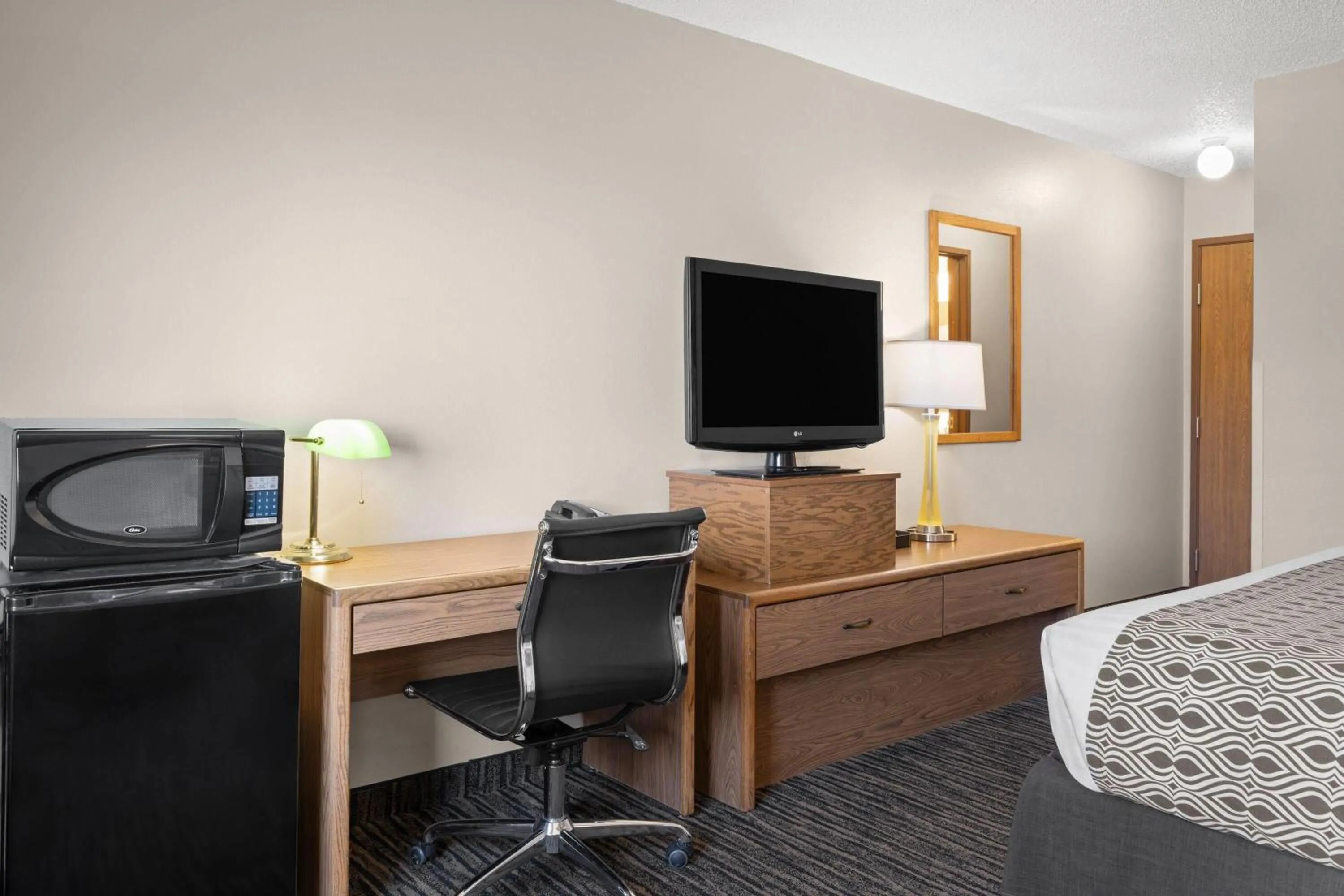 Photo of the whole room, Bed in Super 8 by Wyndham Lewistown