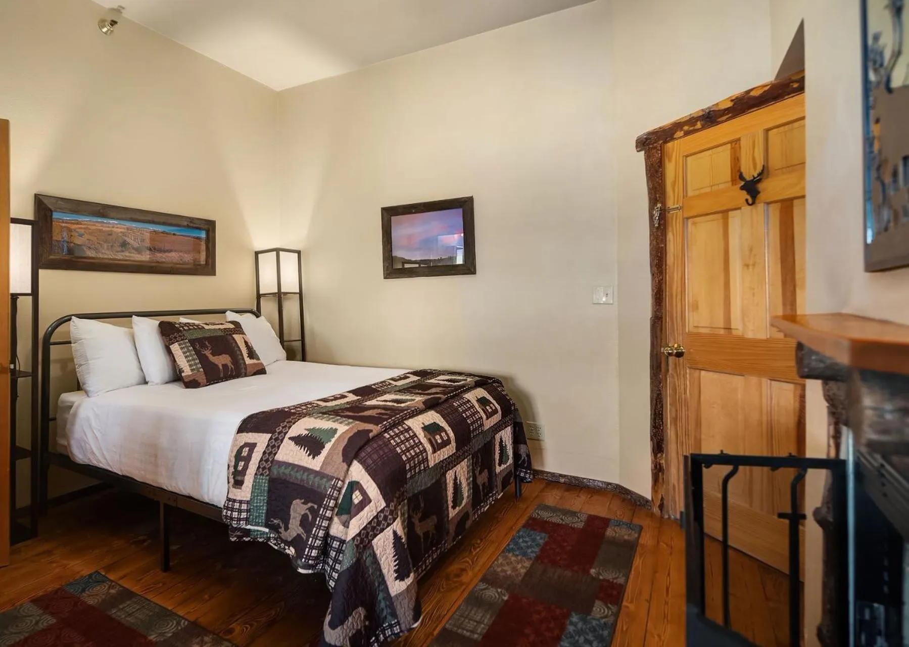 Queen Lodge Room in Bar N Ranch