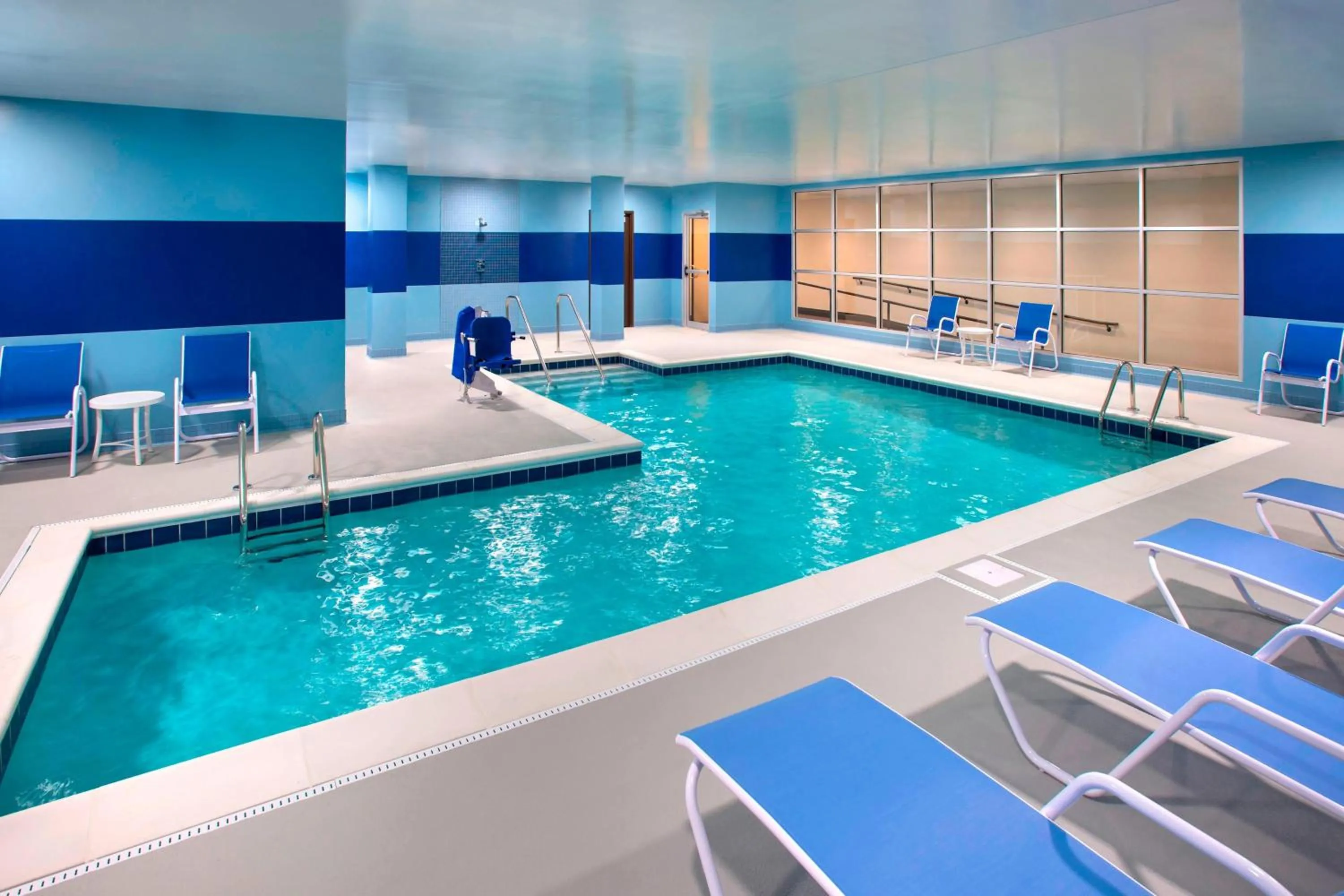 Swimming pool in Four Points by Sheraton Charleston