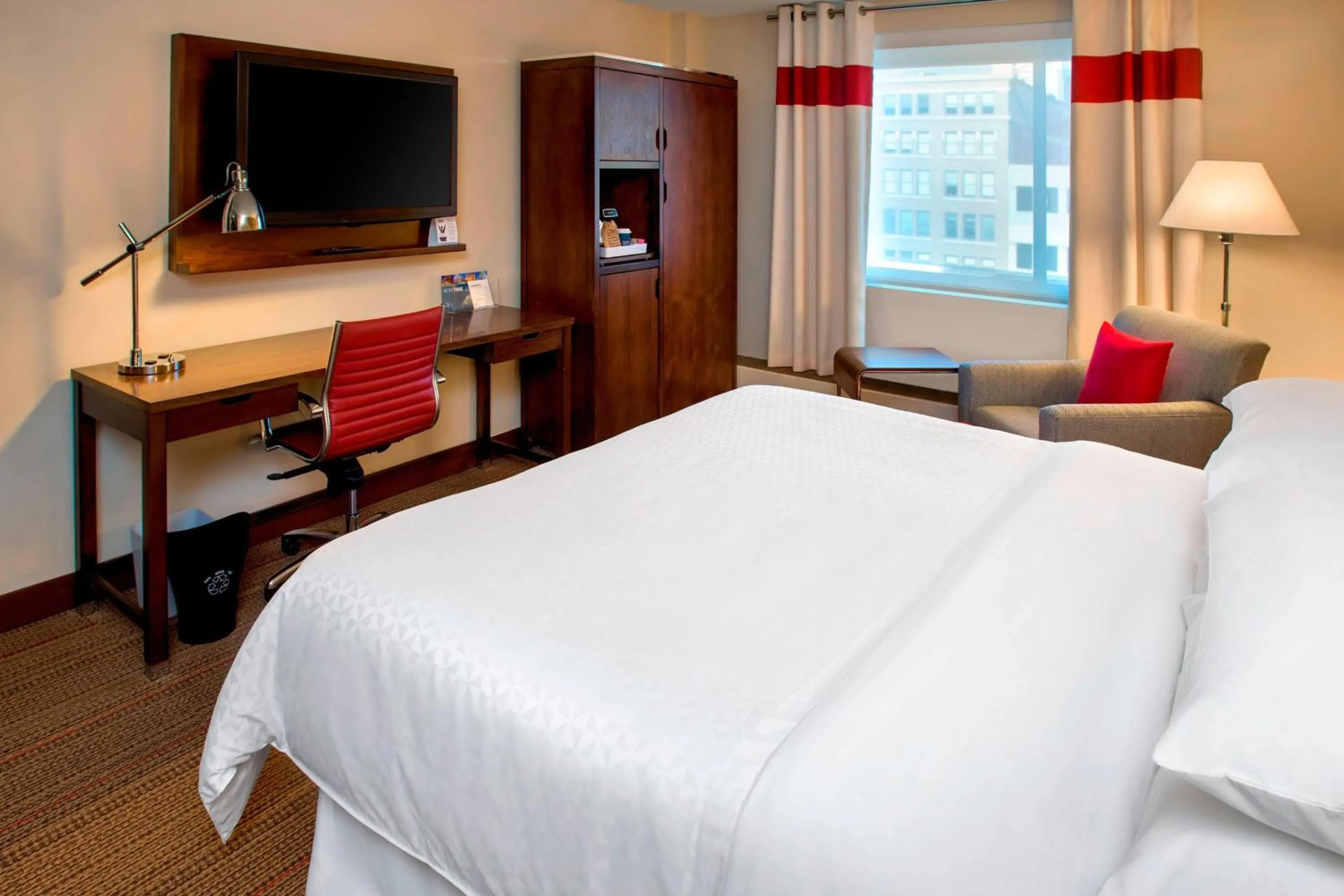 Photo of the whole room, Bed in Four Points by Sheraton Charleston