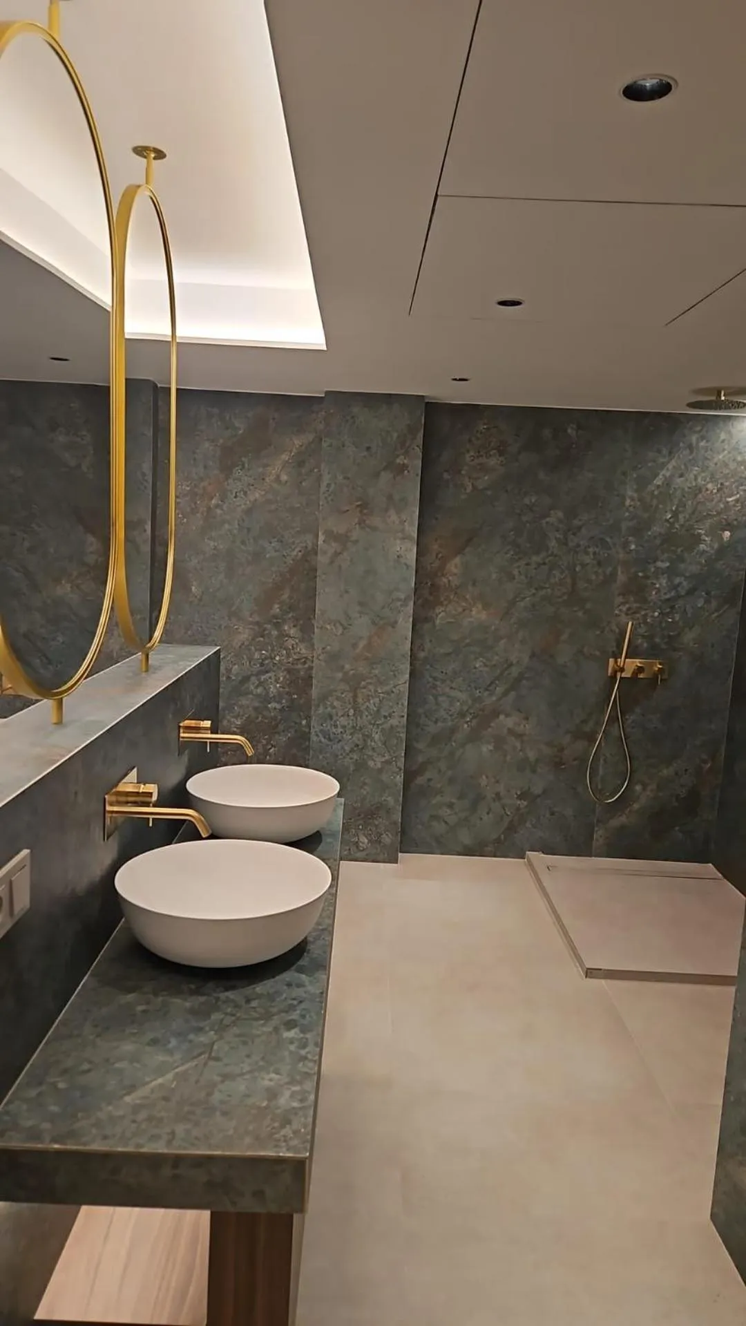 Toilet in Hotel YIT Ciudad de Elche