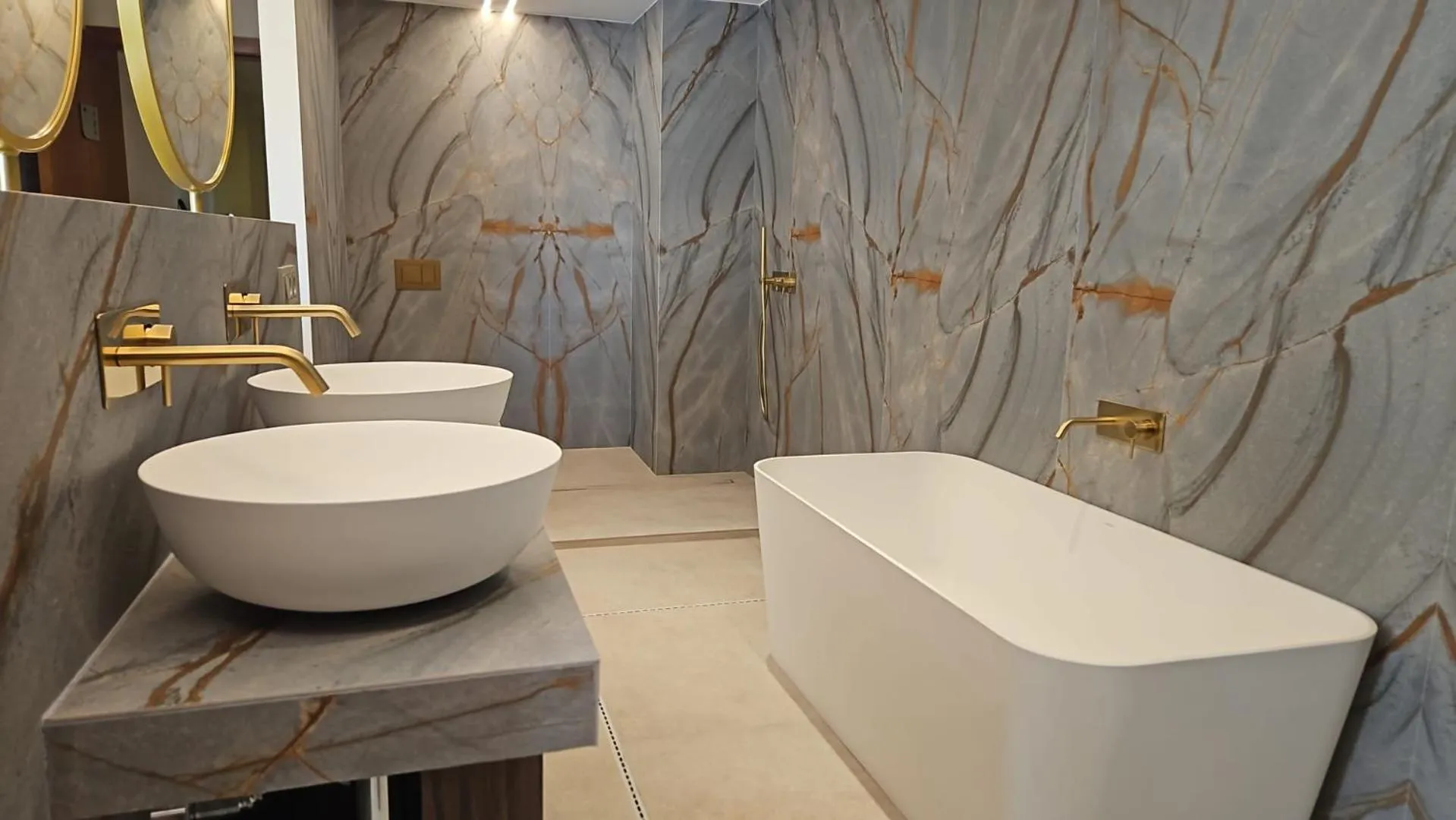 Shower in Hotel YIT Ciudad de Elche