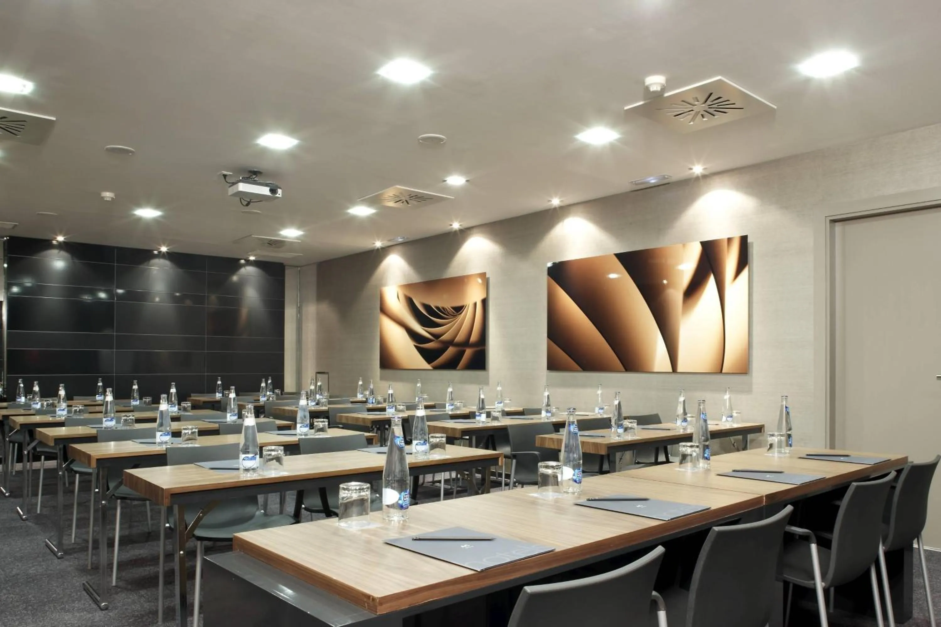 Meeting/conference room in AC Hotel Victoria Suites by Marriott