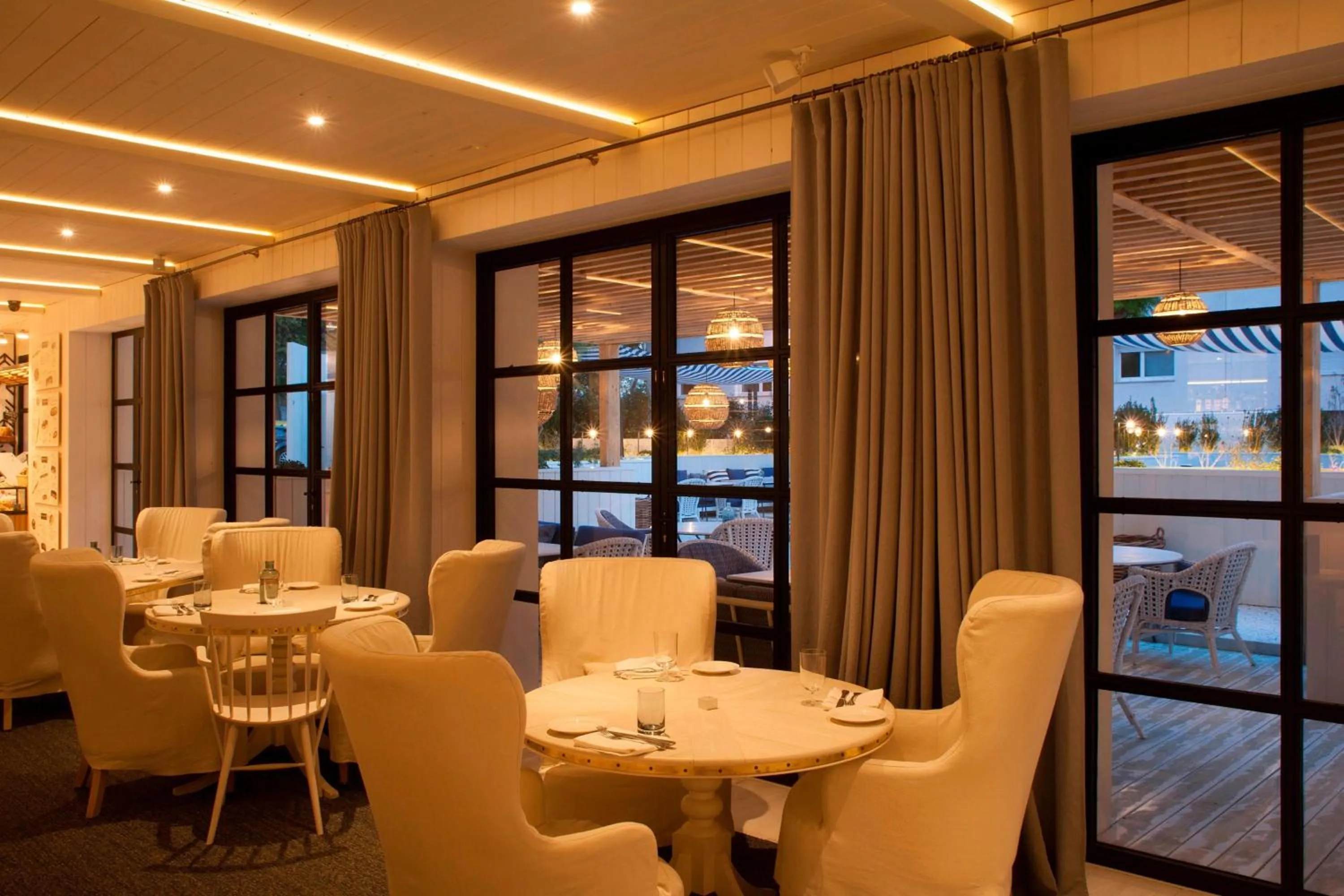 Restaurant/places to eat in AC Hotel Victoria Suites by Marriott