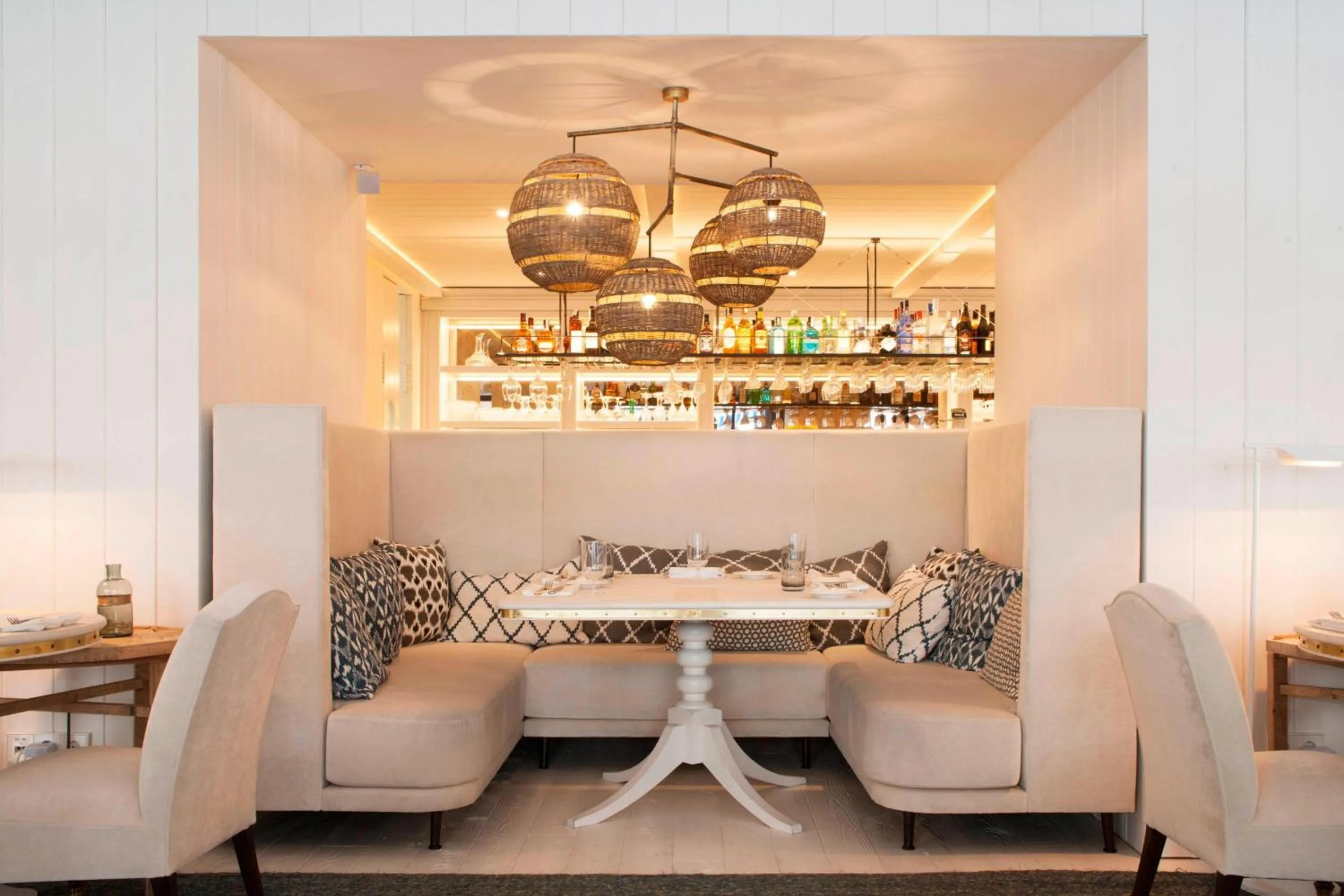 Restaurant/places to eat in AC Hotel Victoria Suites by Marriott