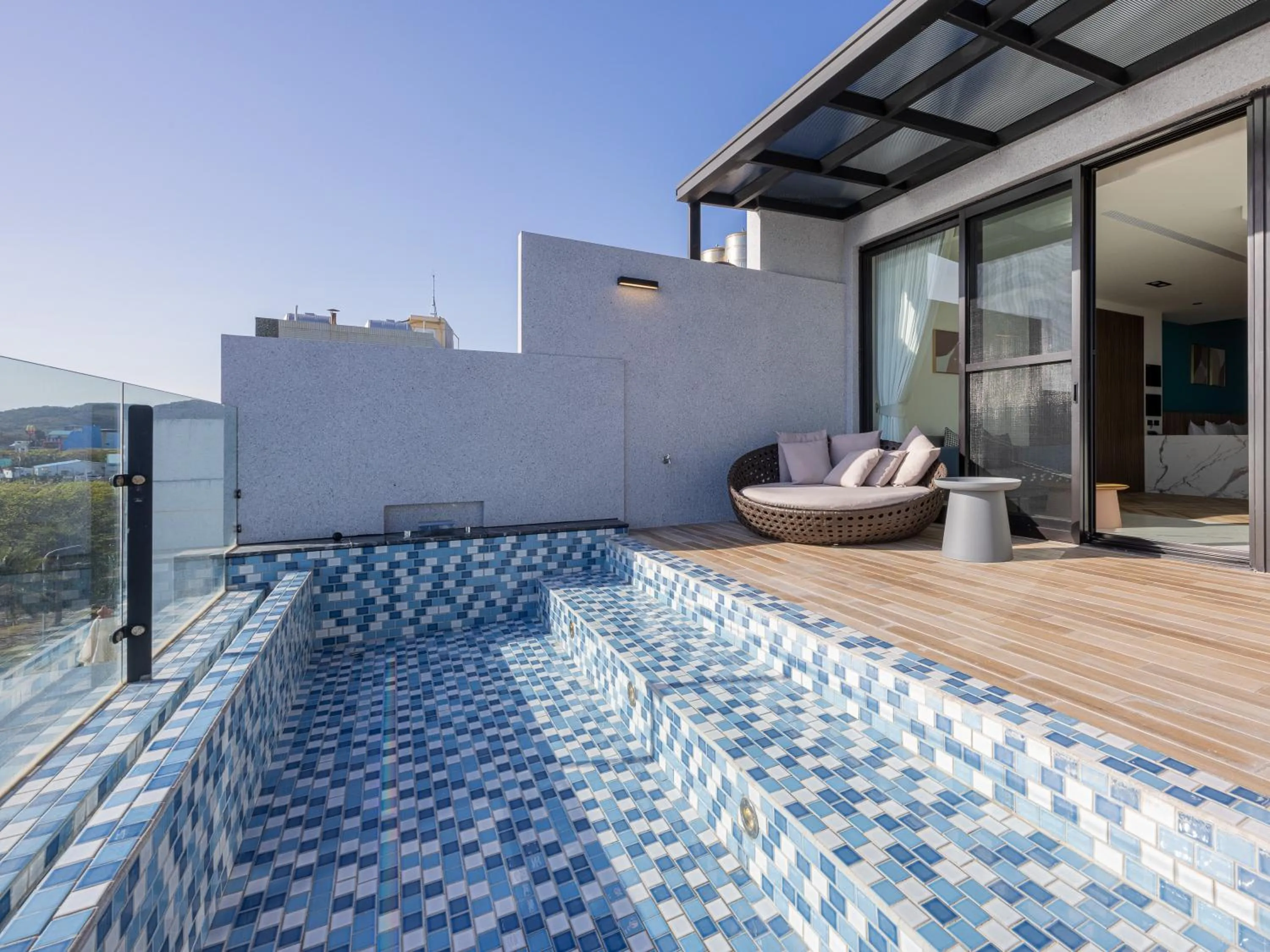 Swimming pool in Kenting Sea Wall 130