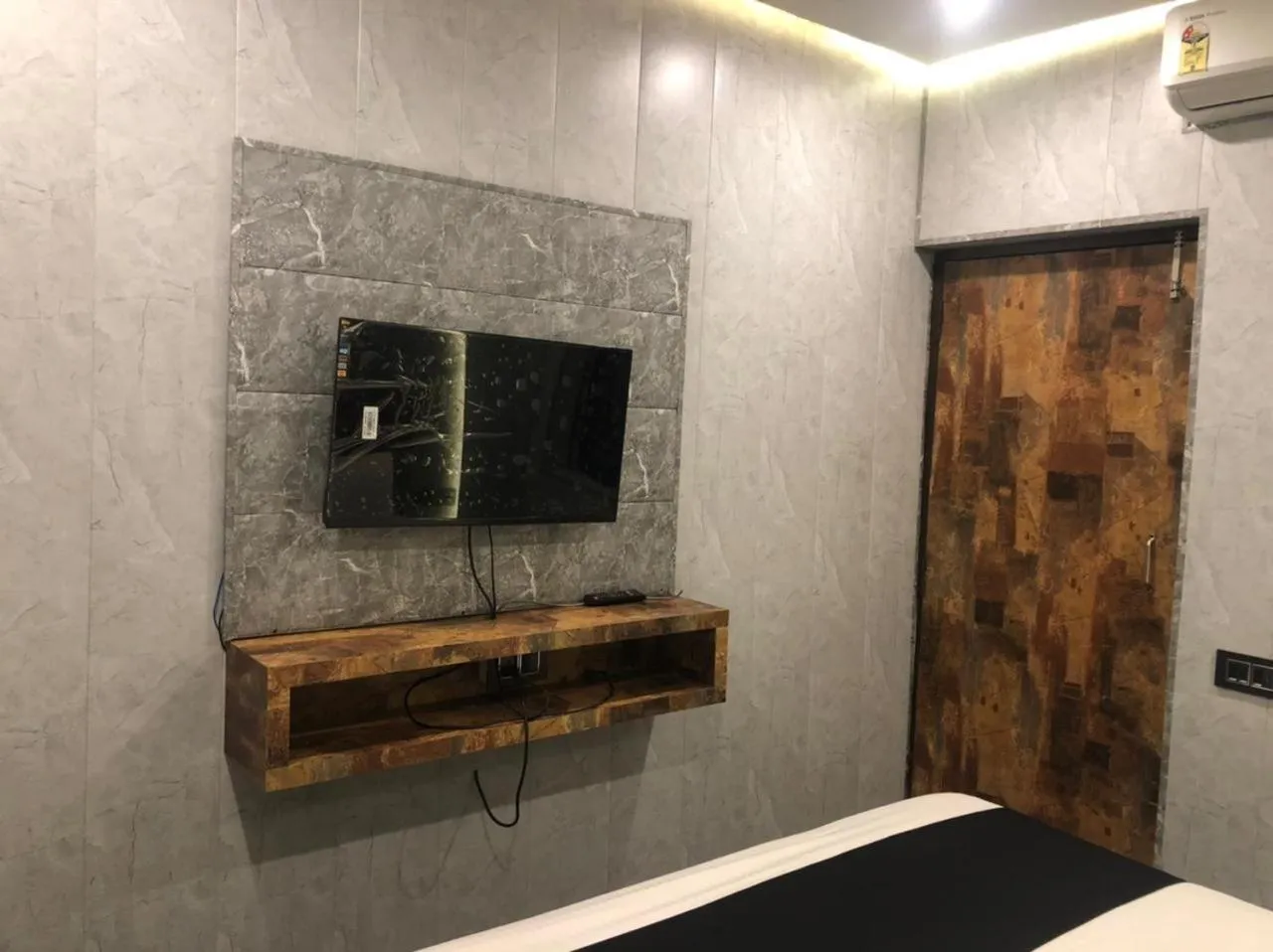 TV and multimedia in Aariv Inn BAGA BEACH