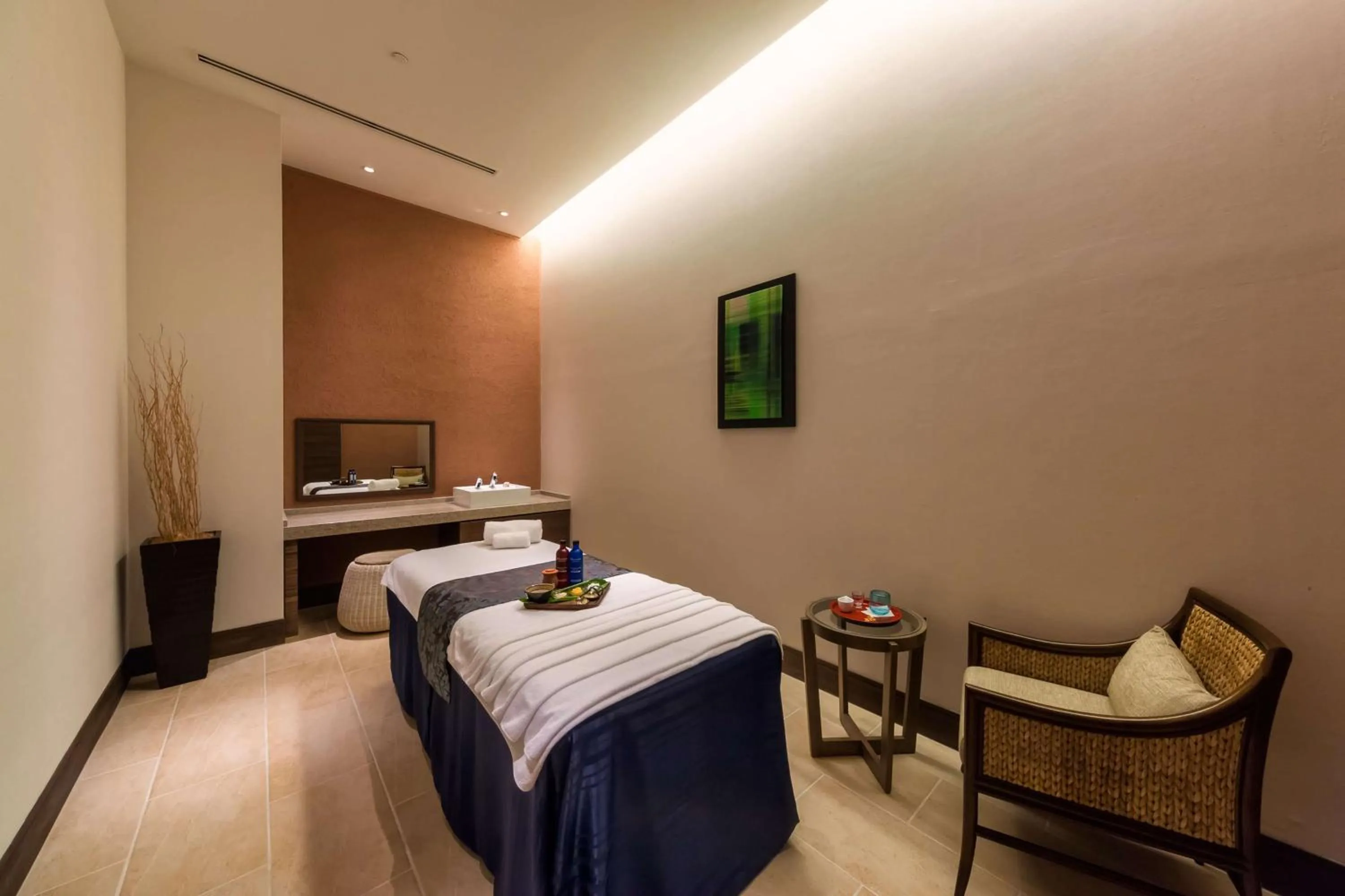 Spa and wellness centre/facilities, Bed in Hilton Okinawa Chatan Resort