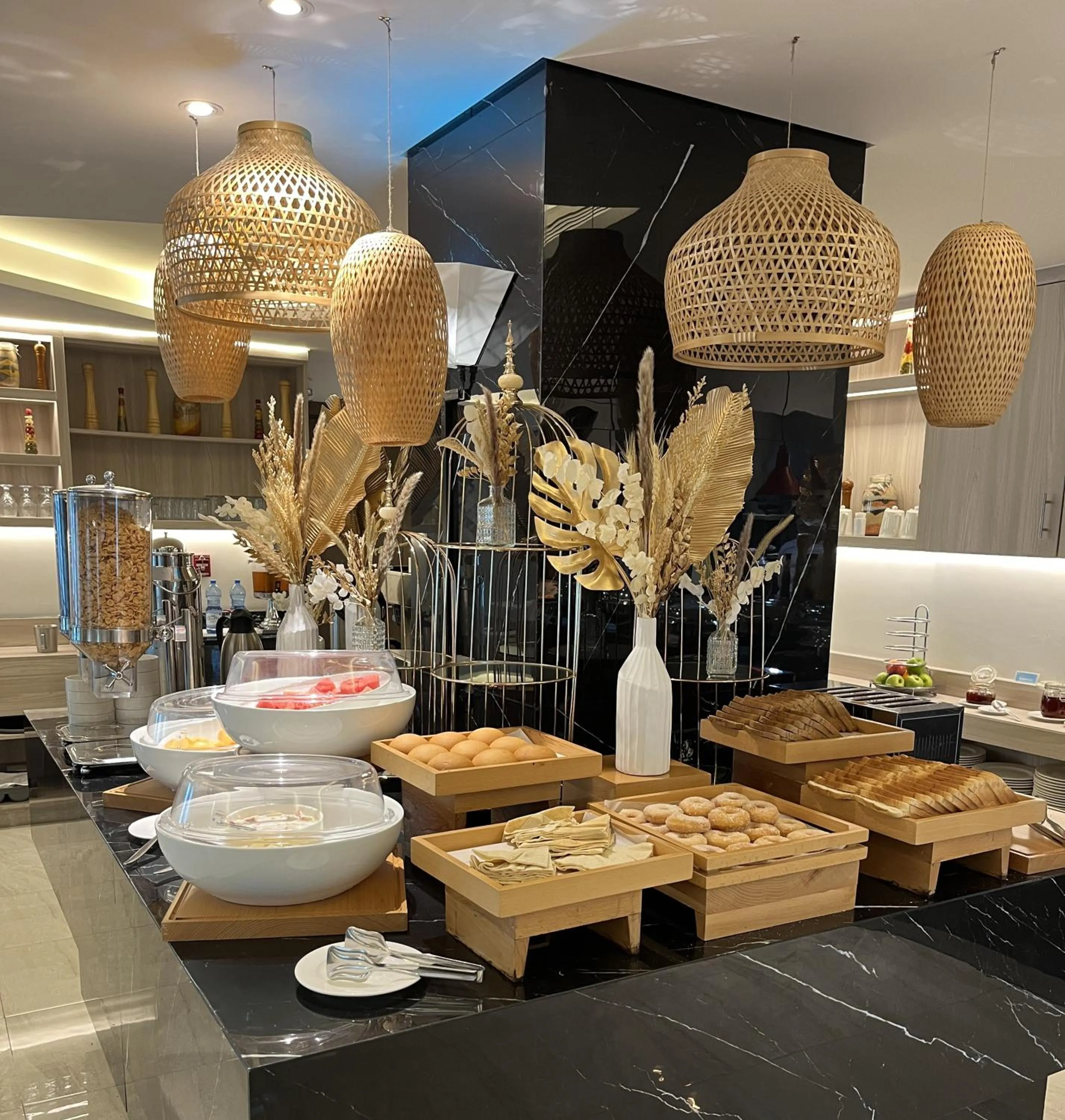 Restaurant/places to eat in C - Hotel and Suites Doha