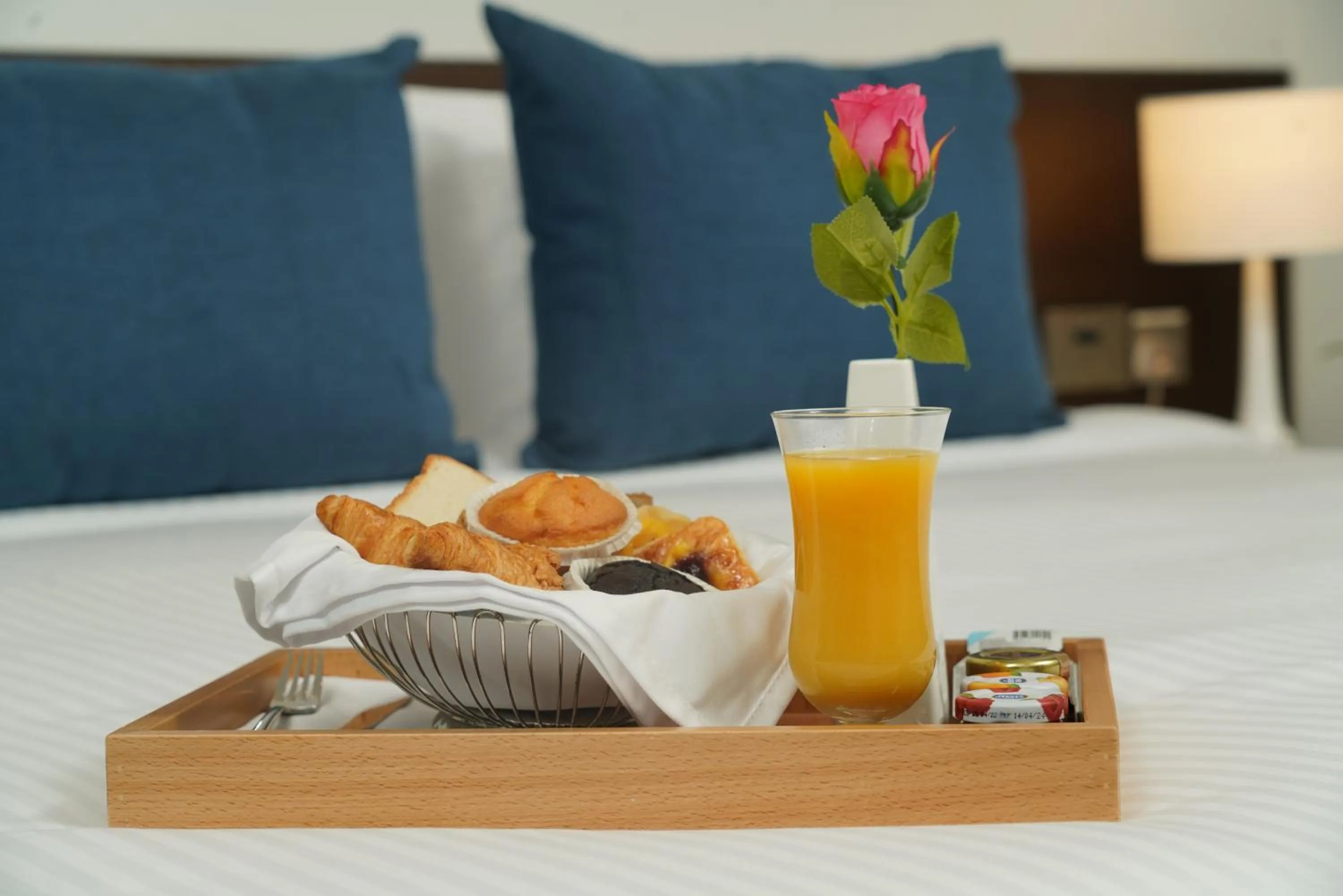 Breakfast, Bed in C - Hotel and Suites Doha