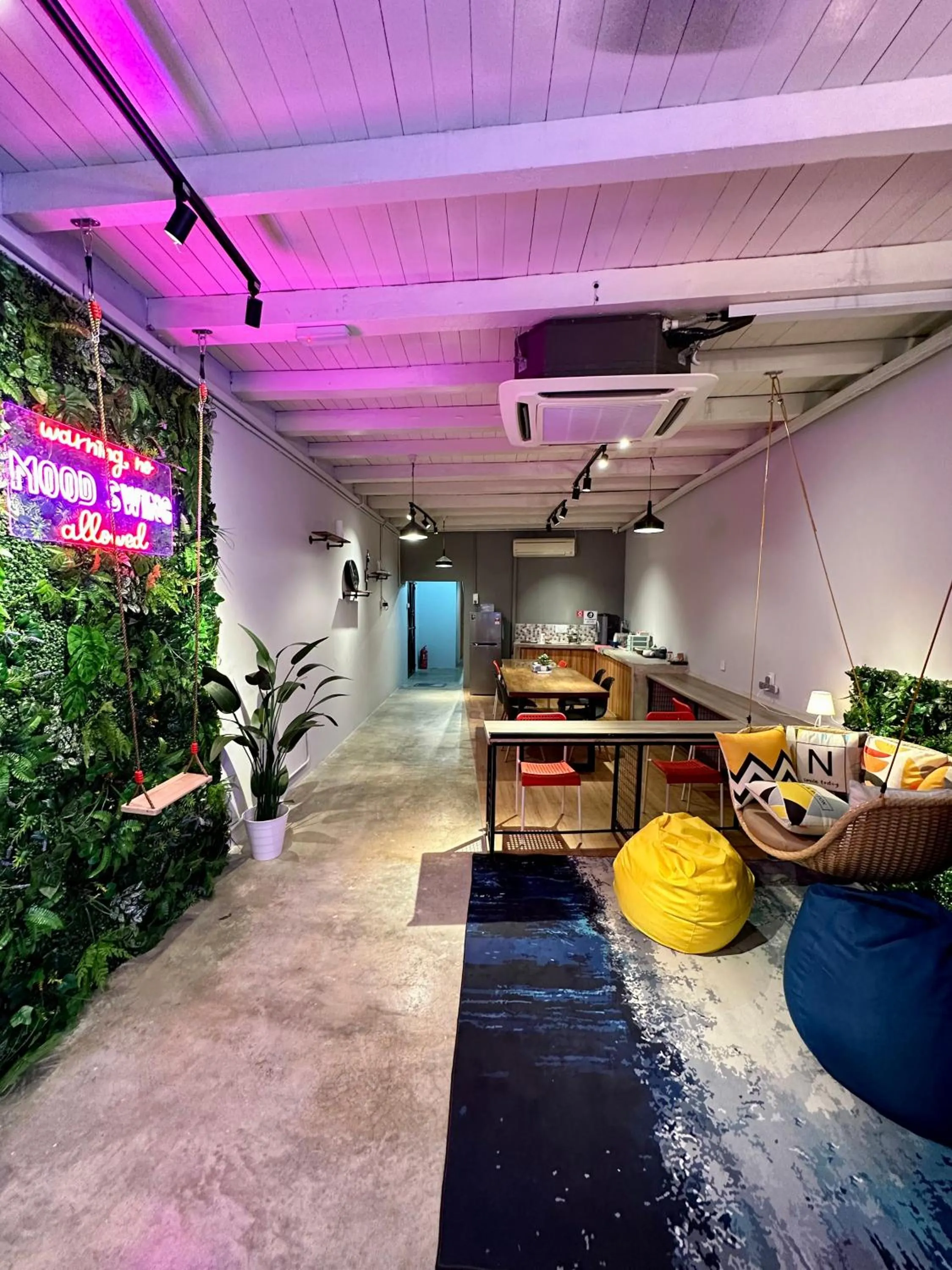 Communal lounge/ TV room in Swing & Pillows @ Beach Street