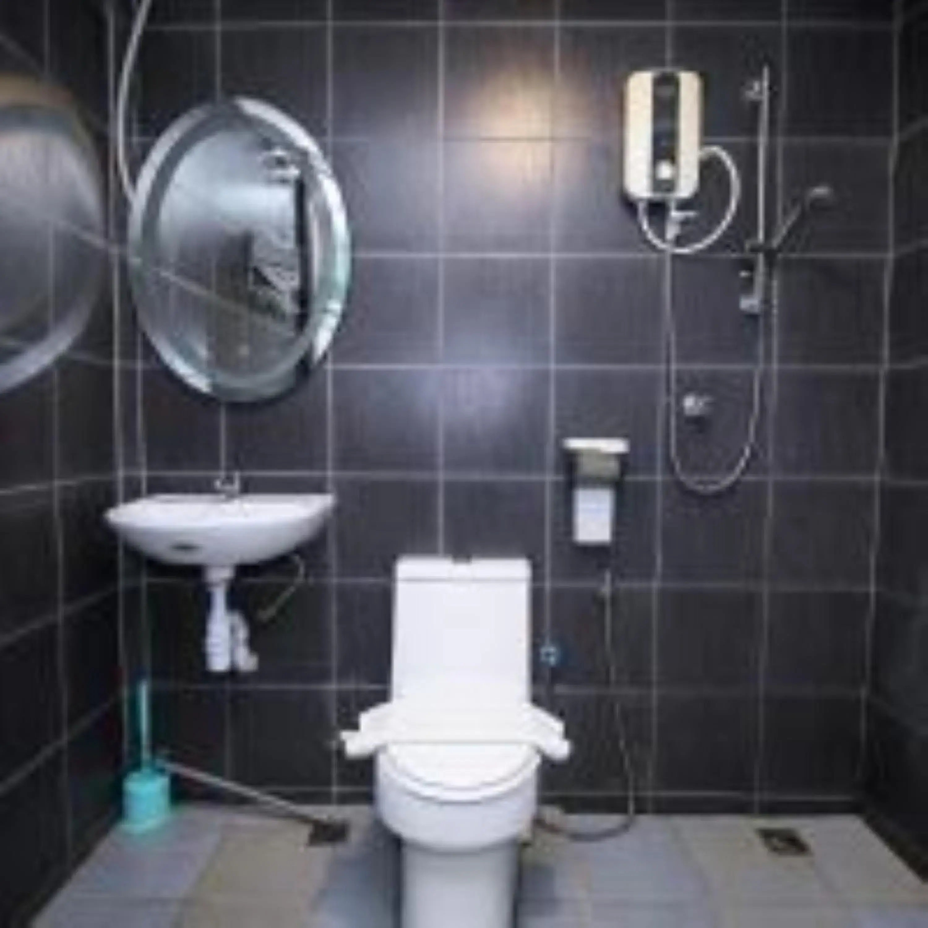 Queen Room with Shared Bathroom in Swing & Pillows @ Beach Street Queen Room with Shared Bathroom in Swing & Pillows @ Beach Street