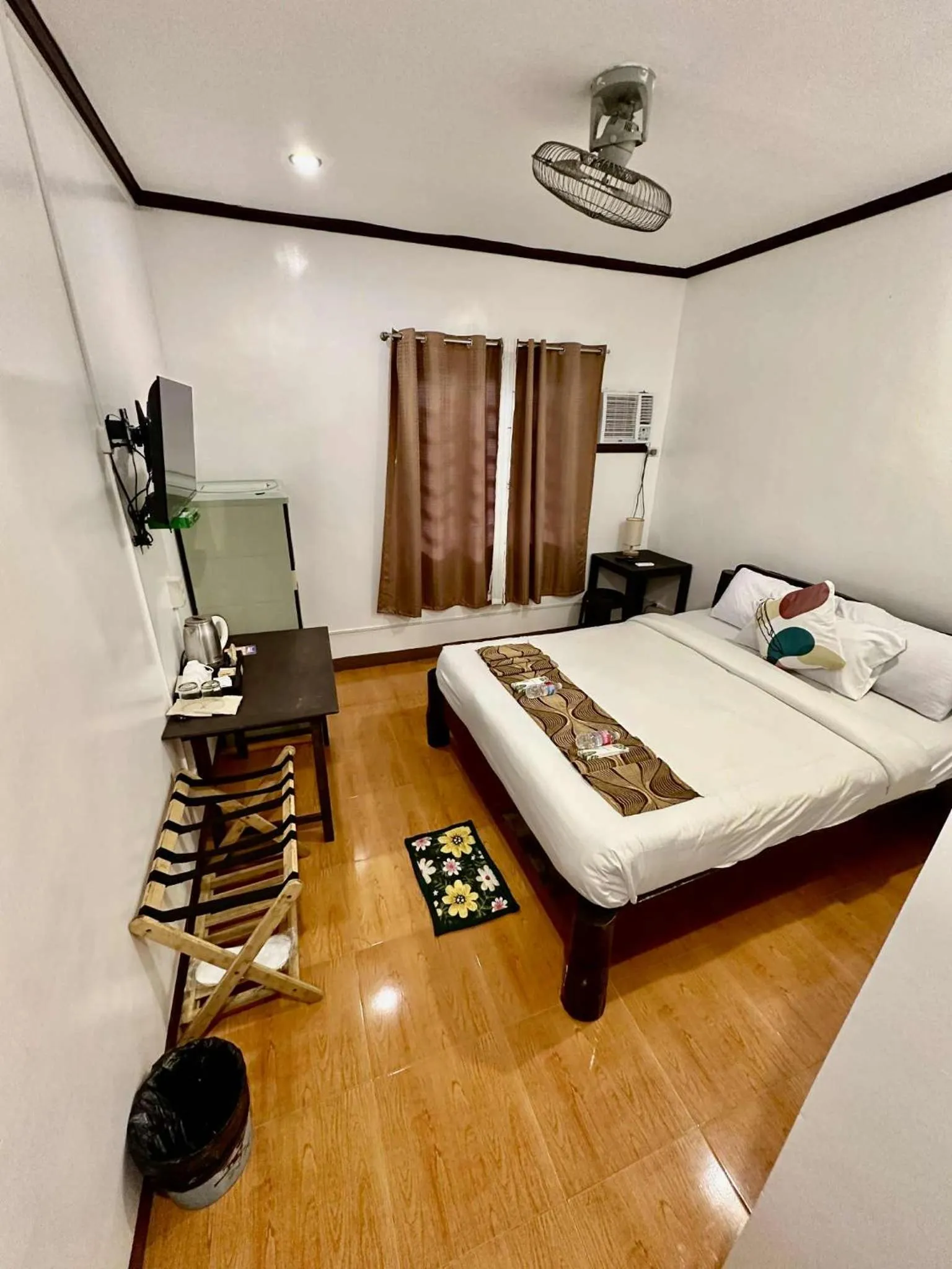 Toilet, Bed in Sophias Beach Guest House