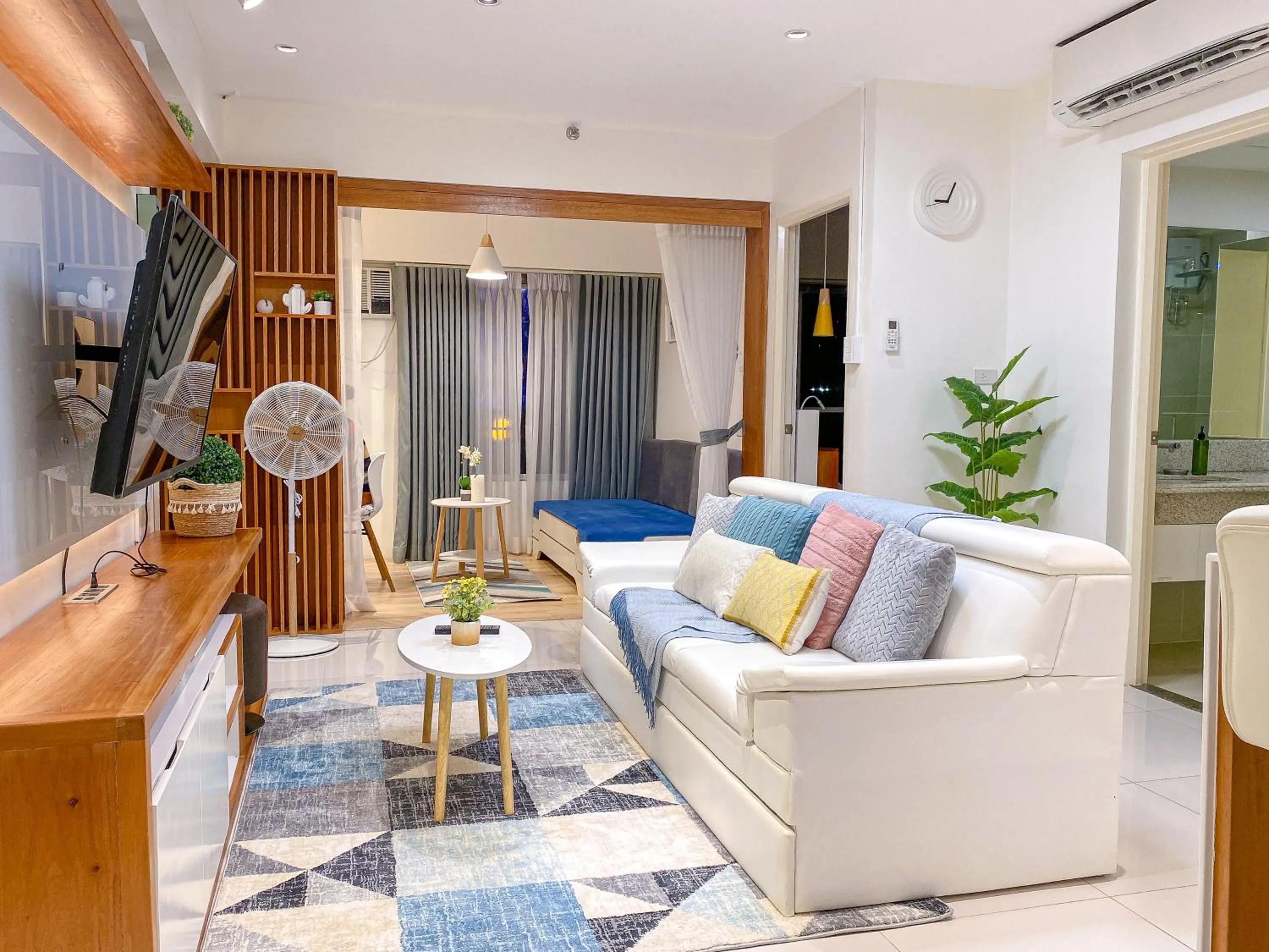 Large 1-Bedroom Condo 60sqm Makati Rockwell CBD Poblacion