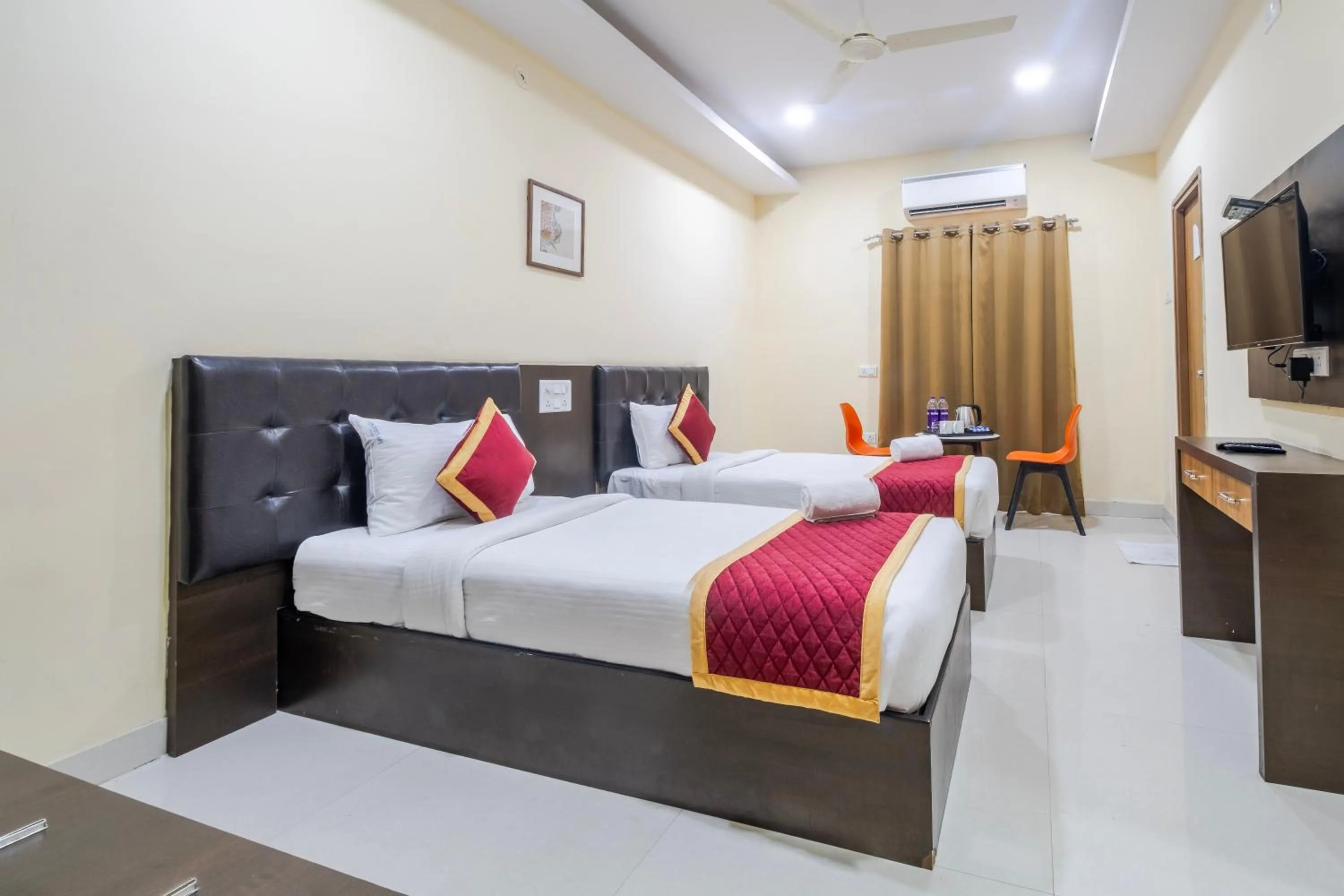 Bedroom, Bed in Lemonridge Hotels Kukatpally