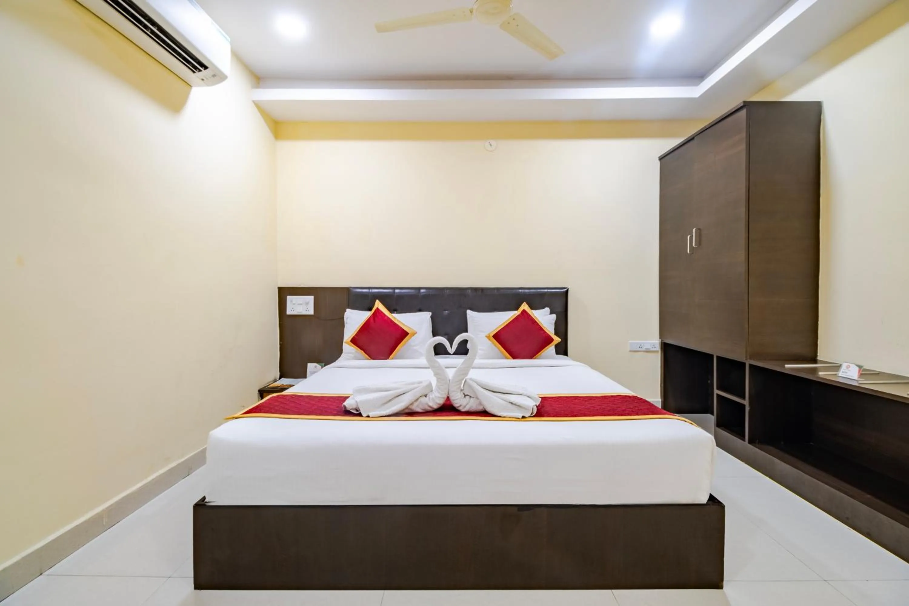 Bed in Lemonridge Hotels Kukatpally