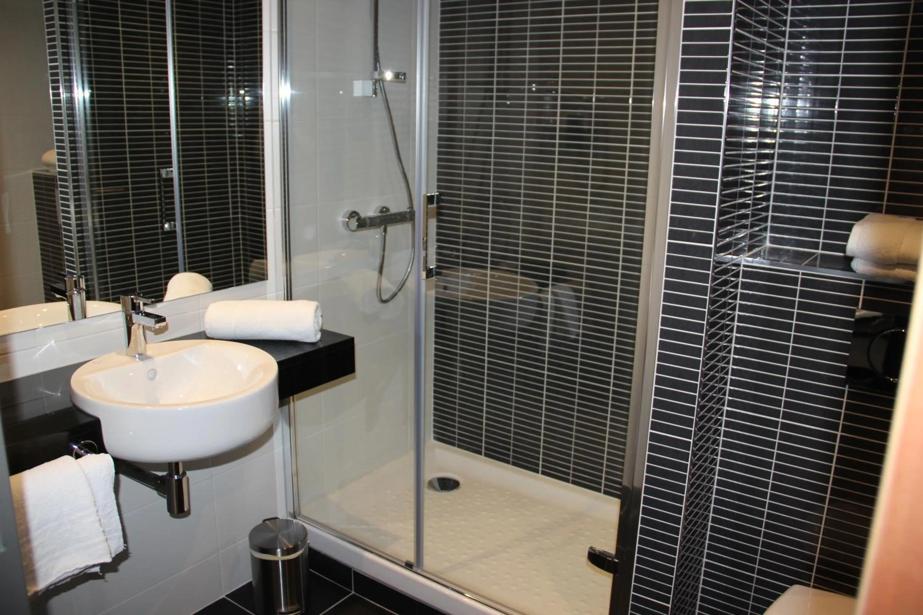 Shower in Kyriad Saint Quentin en Yvelines - Montigny
