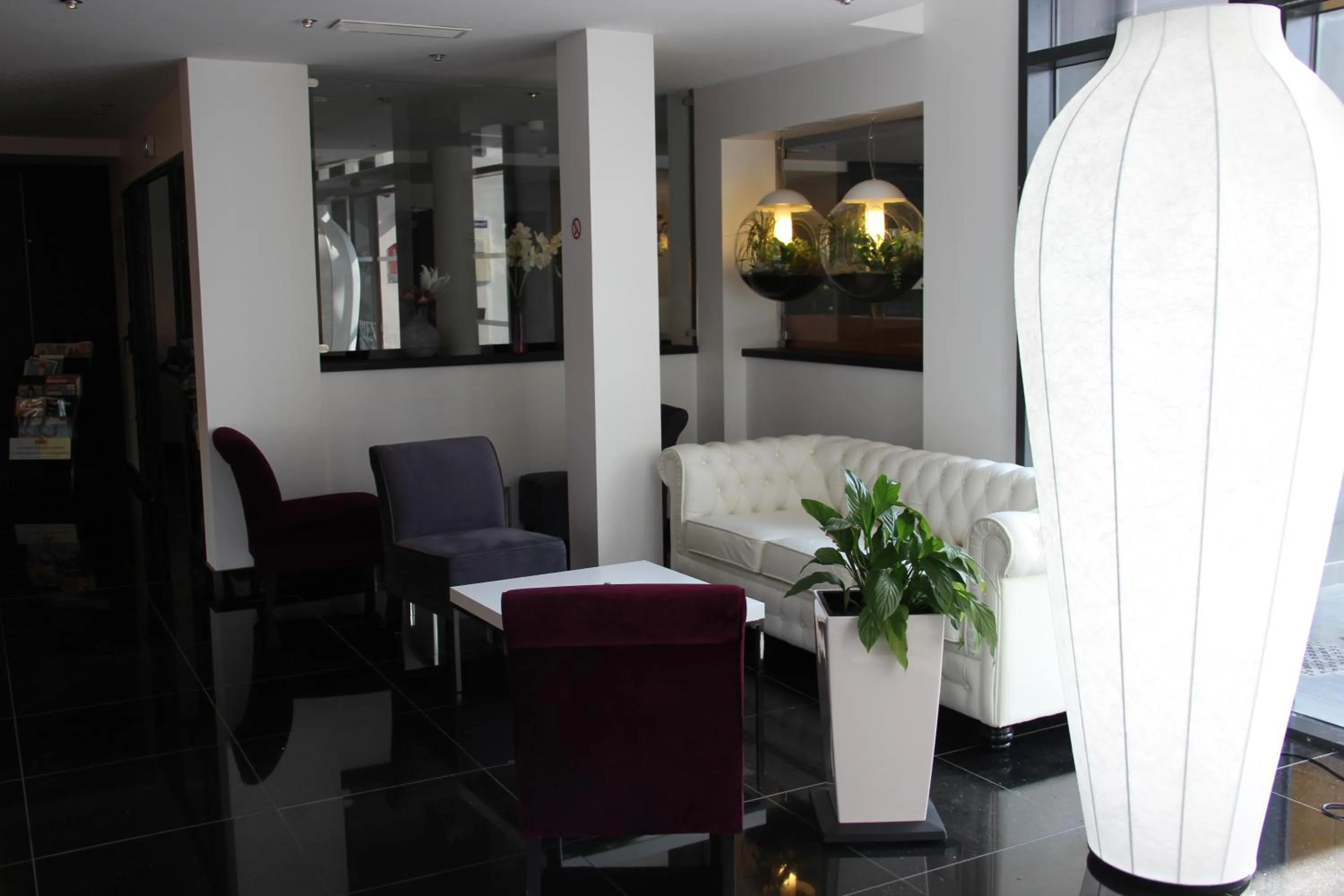 Lobby or reception in Kyriad Saint Quentin en Yvelines - Montigny