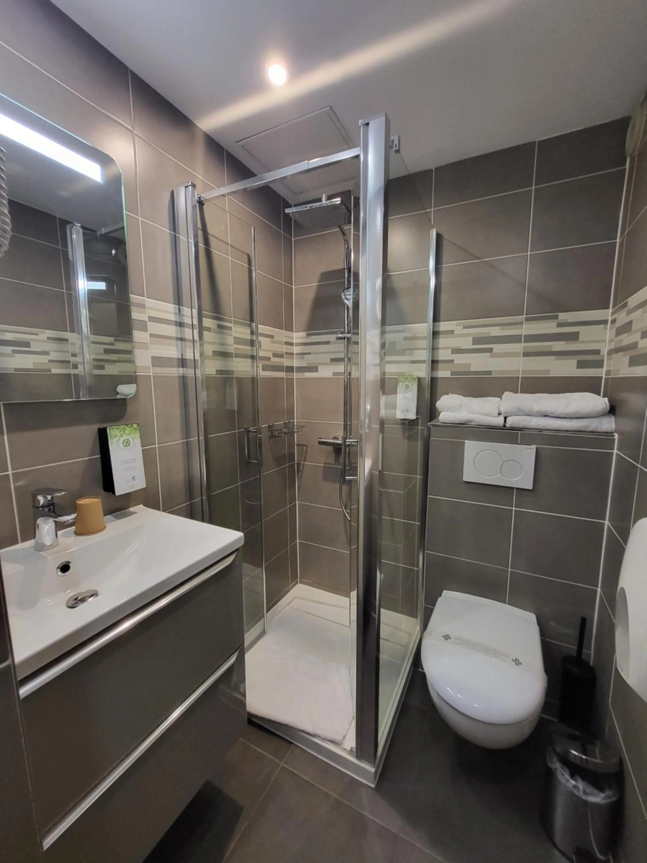 Bathroom in Kyriad Saint Quentin en Yvelines - Montigny