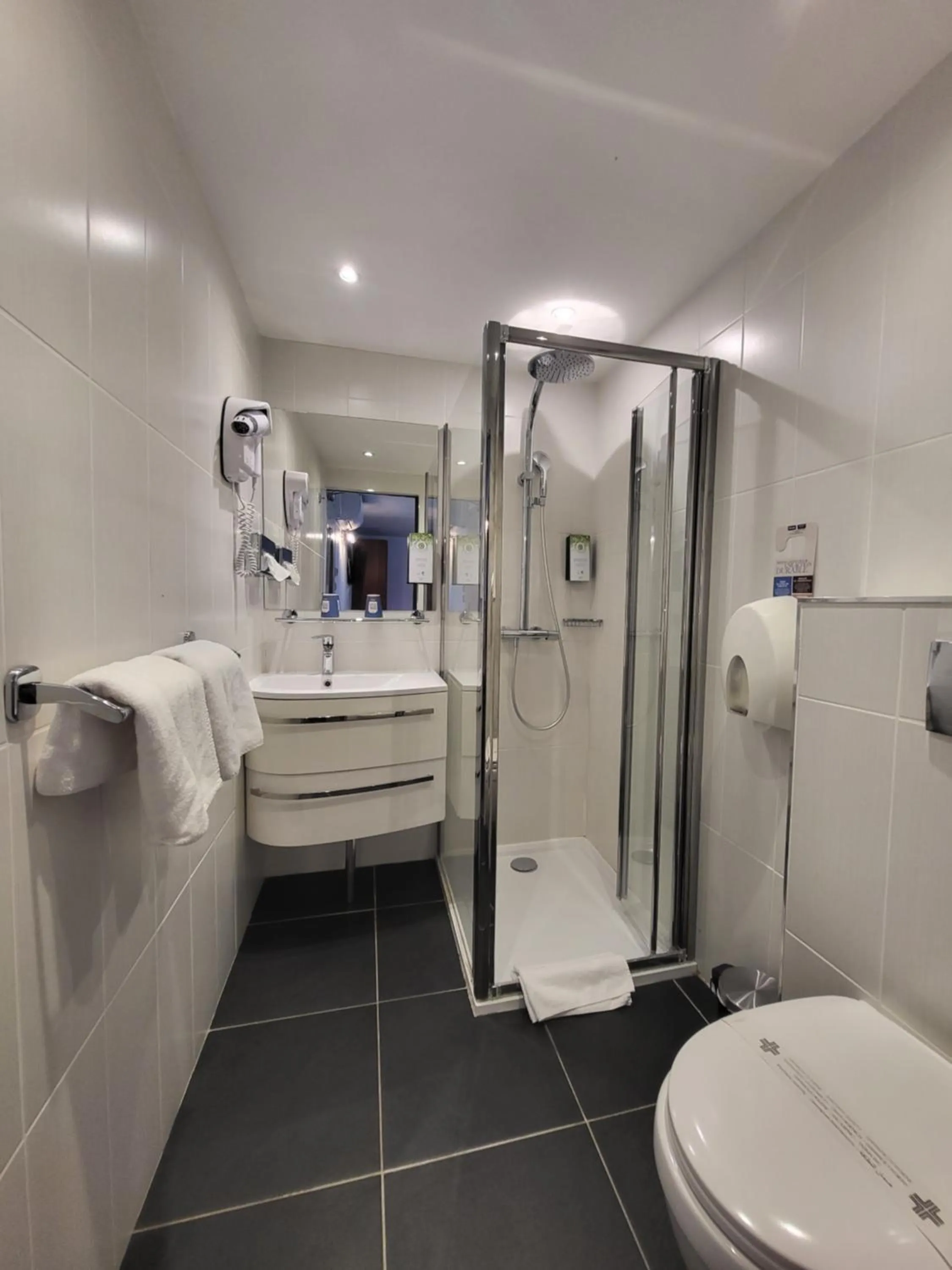 Bathroom, Bed in Kyriad Saint Quentin en Yvelines - Montigny