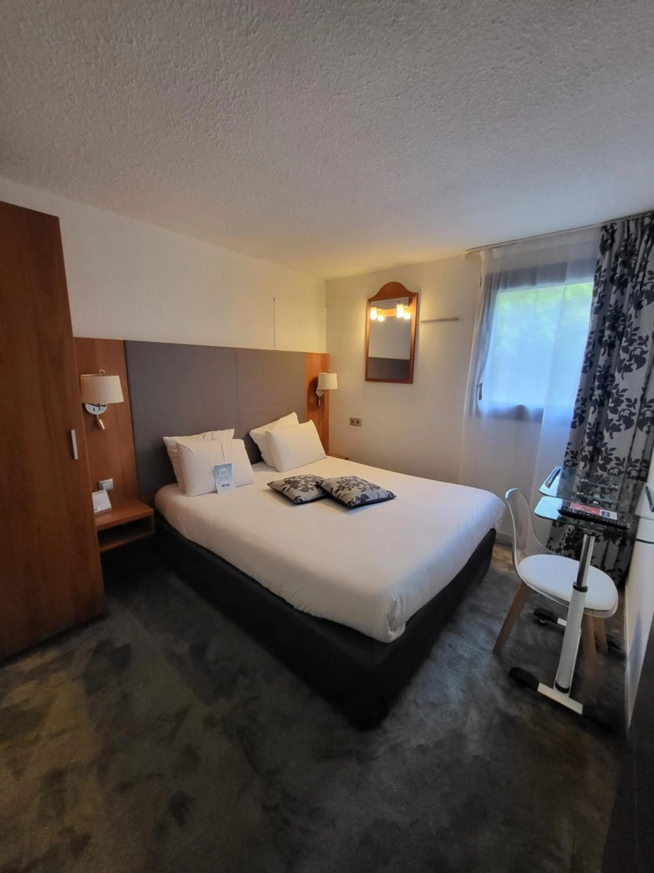 Bed in Kyriad Saint Quentin en Yvelines - Montigny