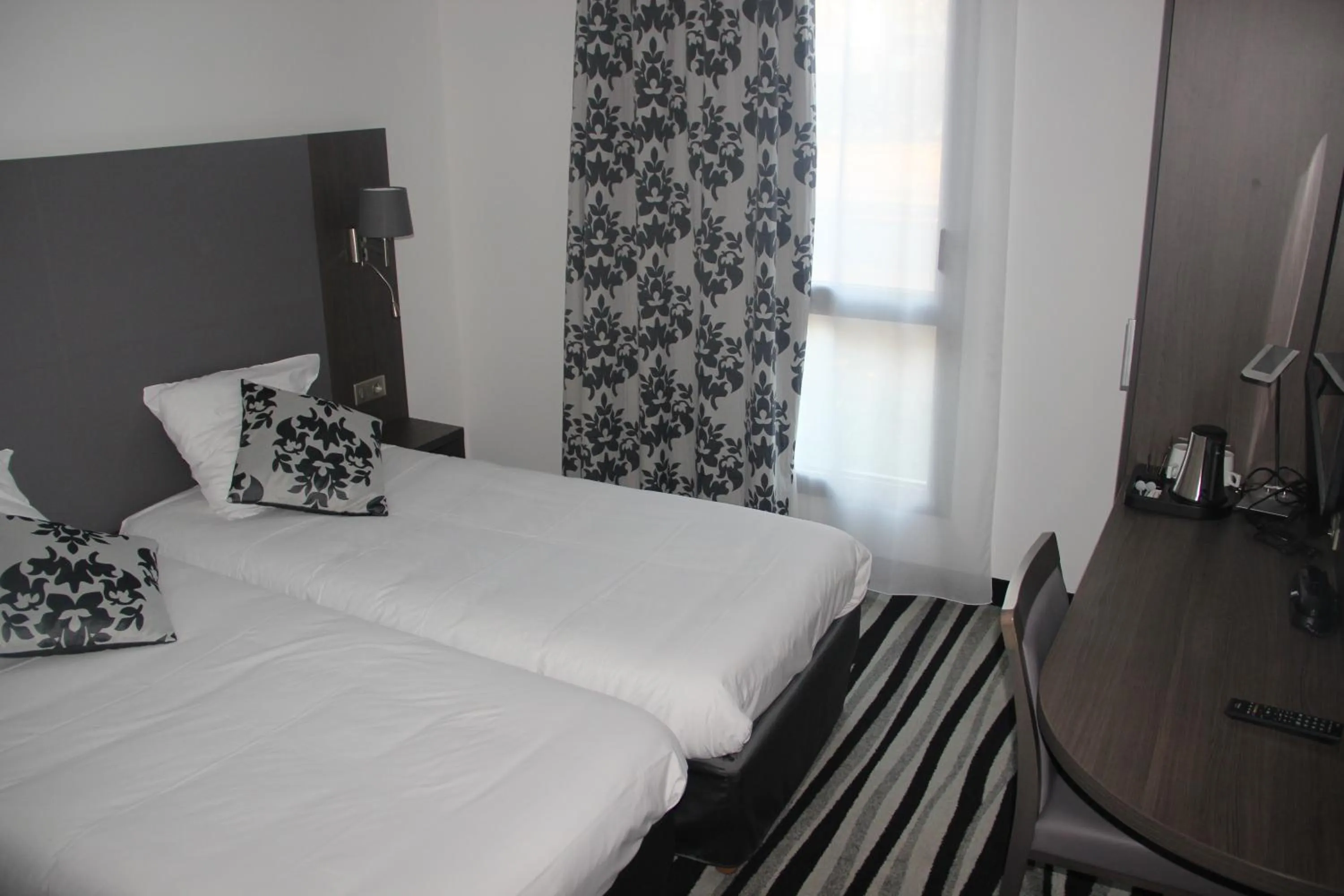 Bed in Kyriad Saint Quentin en Yvelines - Montigny