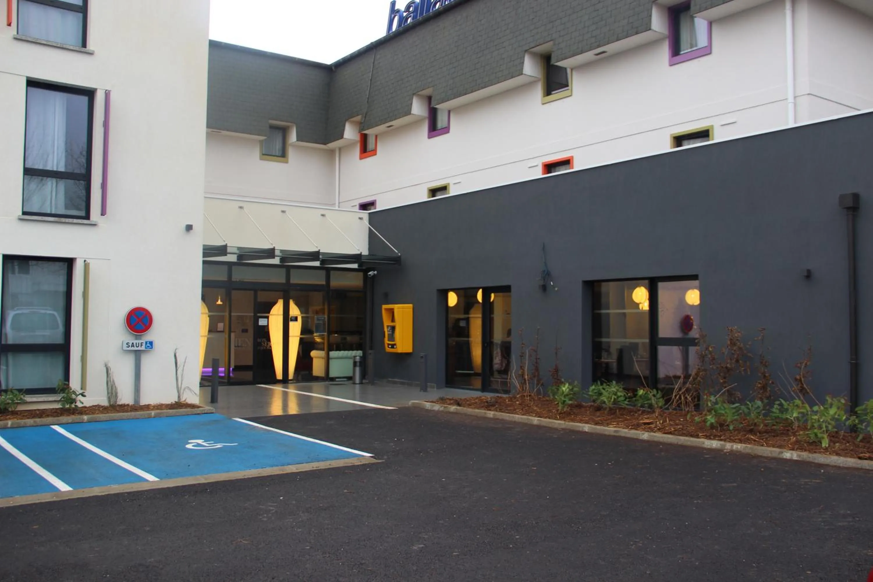 Facade/entrance in Kyriad Saint Quentin en Yvelines - Montigny