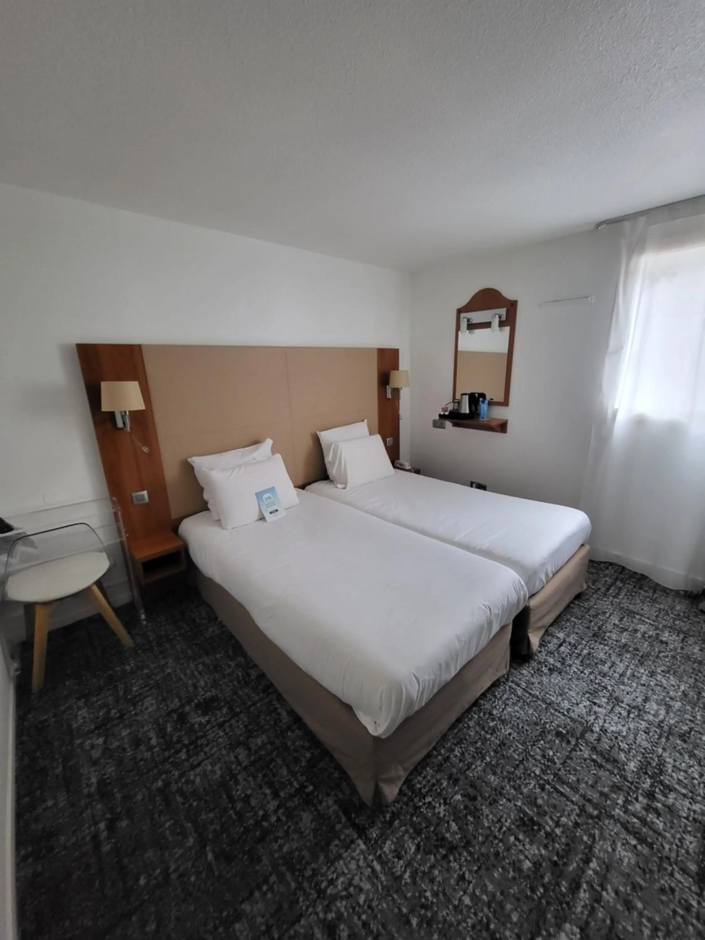 Bed in Kyriad Saint Quentin en Yvelines - Montigny