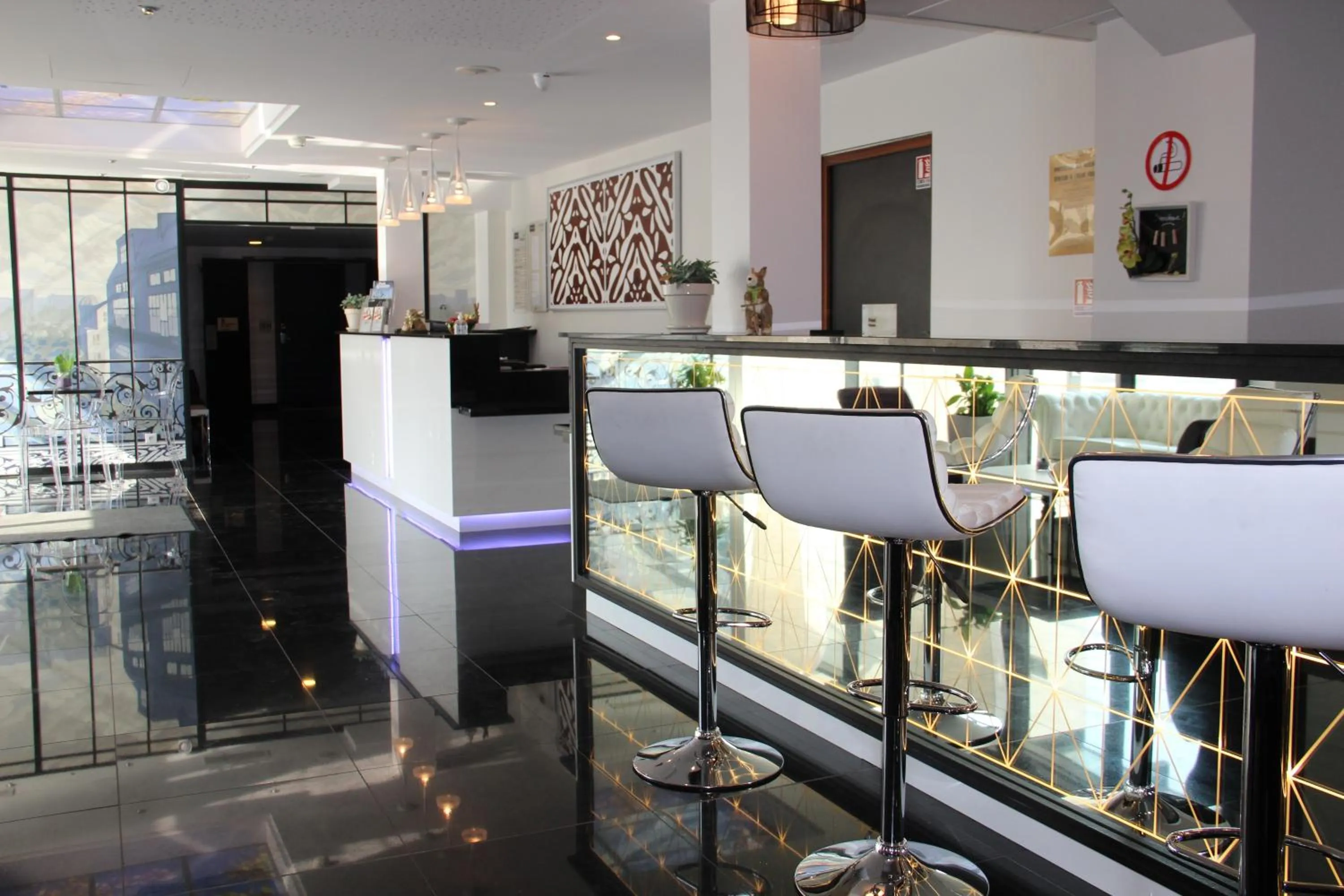 Lounge or bar in Kyriad Saint Quentin en Yvelines - Montigny