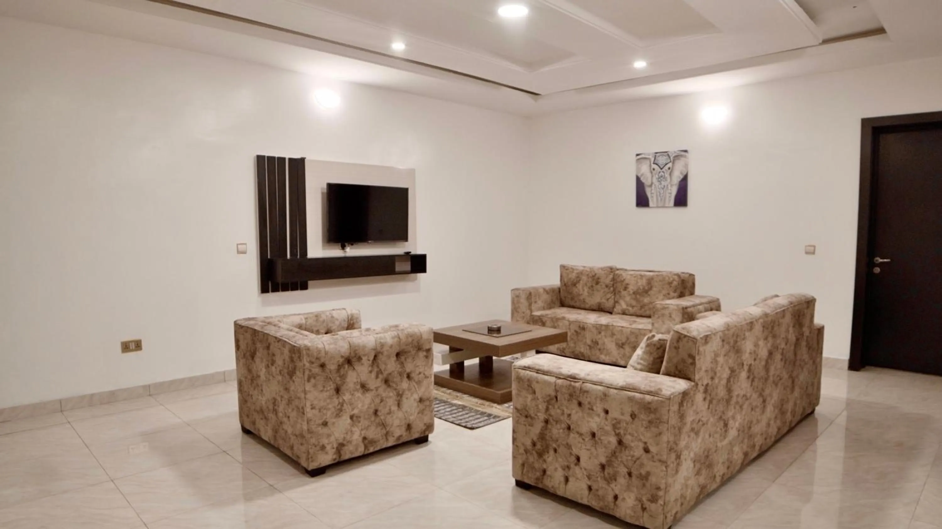 TV and multimedia in 247 Luxury Hotel & Apartment Ajah
