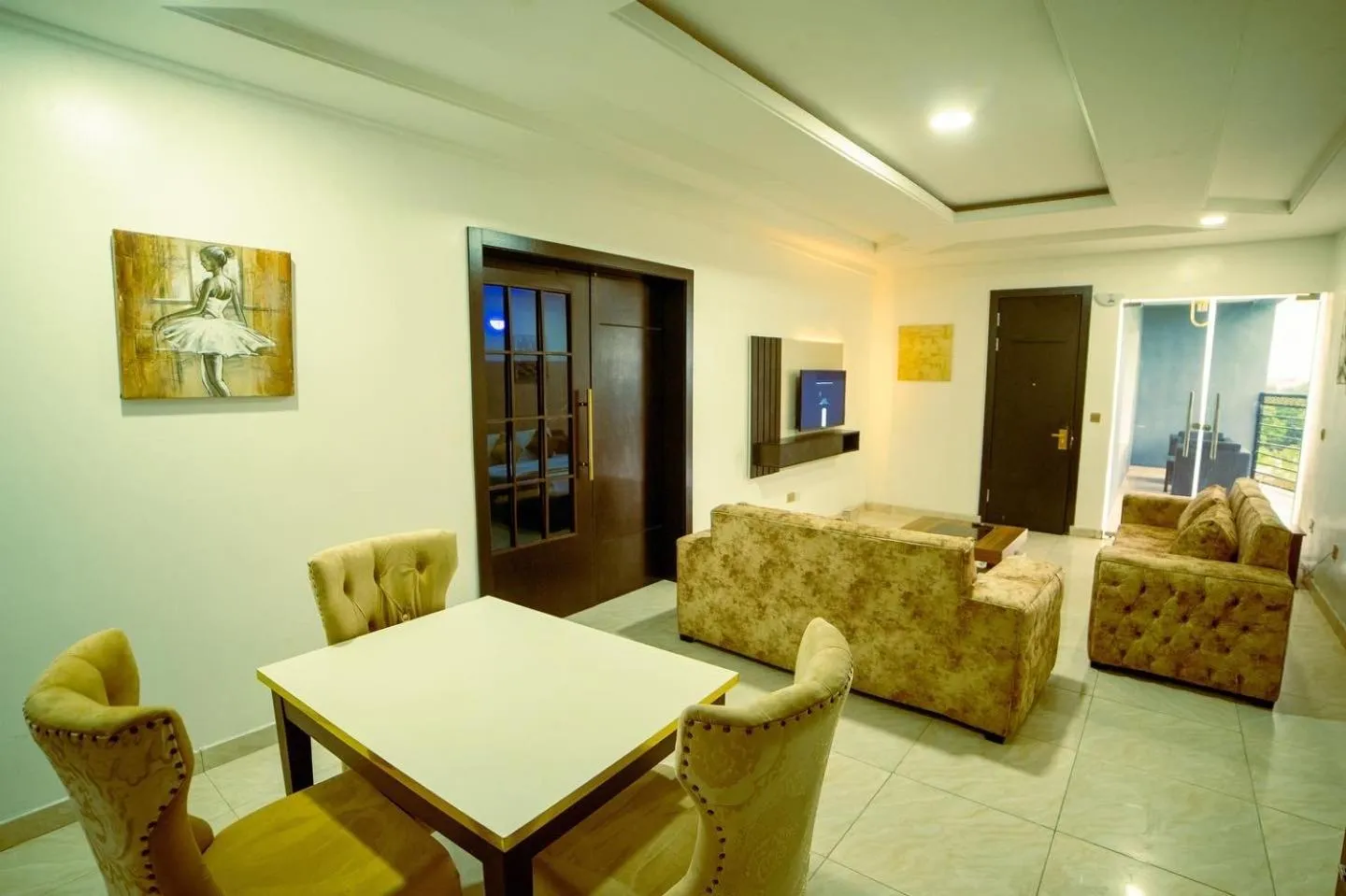 TV and multimedia in 247 Luxury Hotel & Apartment Ajah