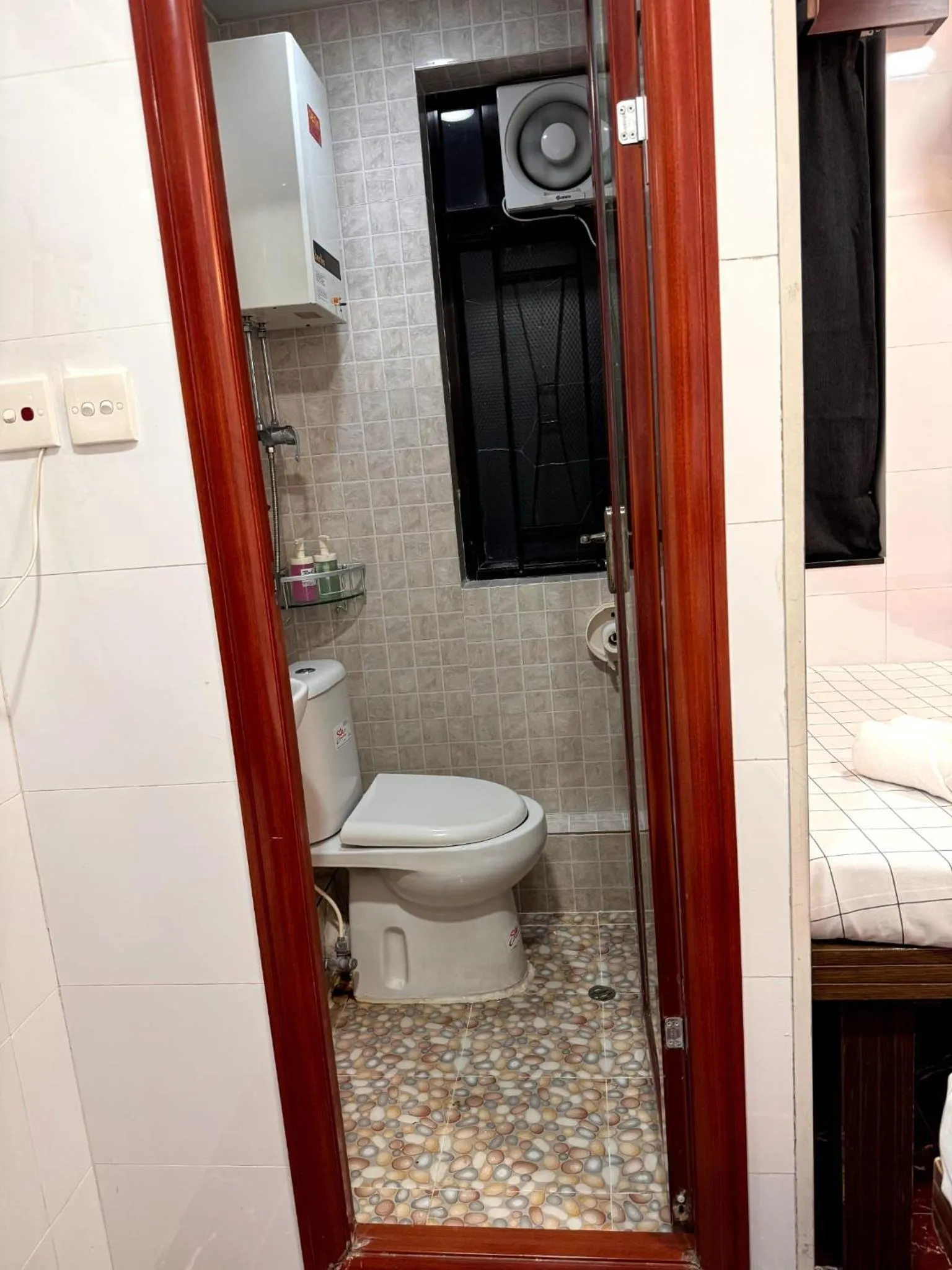 Shower in Australia Lounge