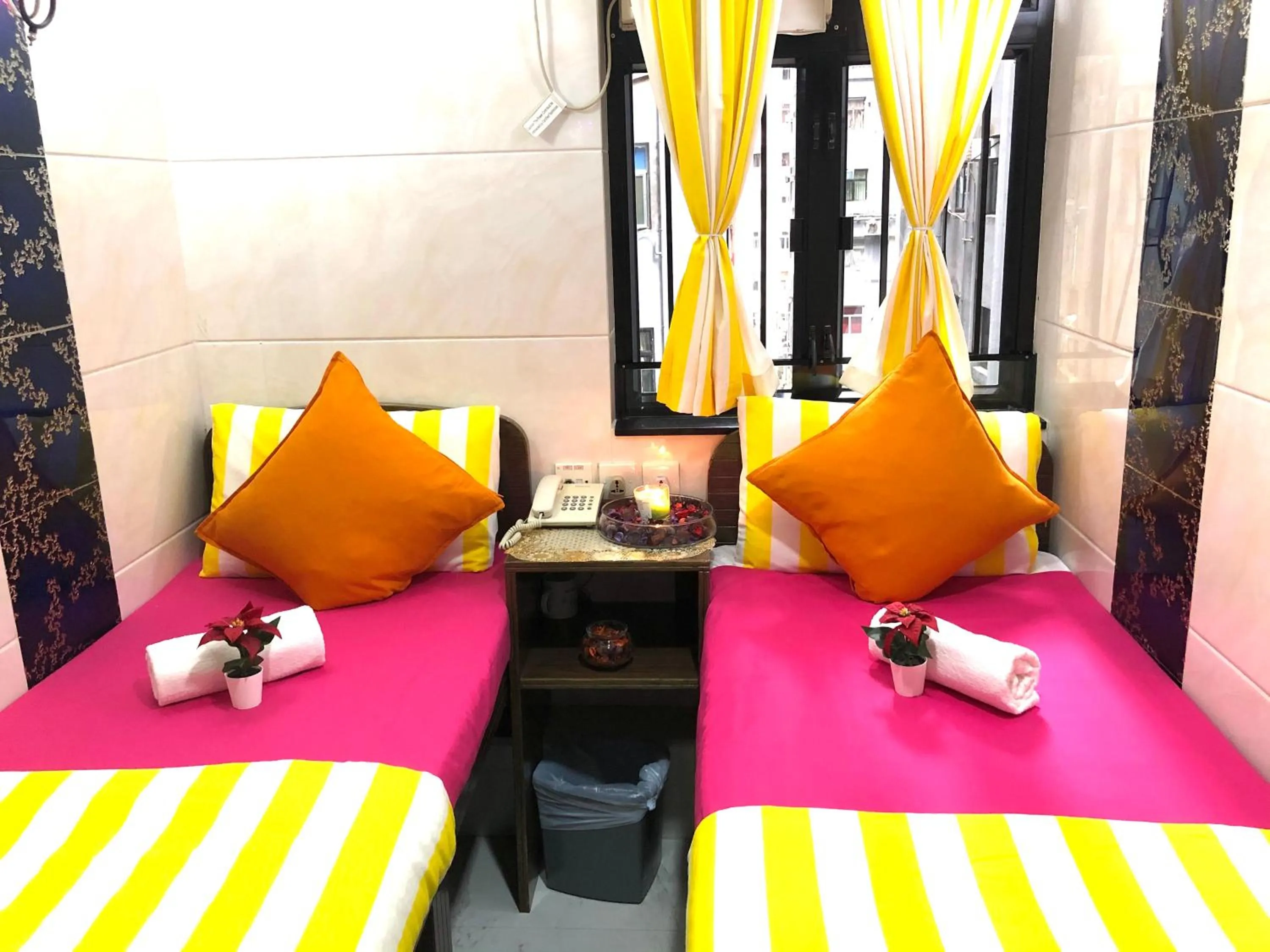 Bathroom, Bed in Australia Lounge