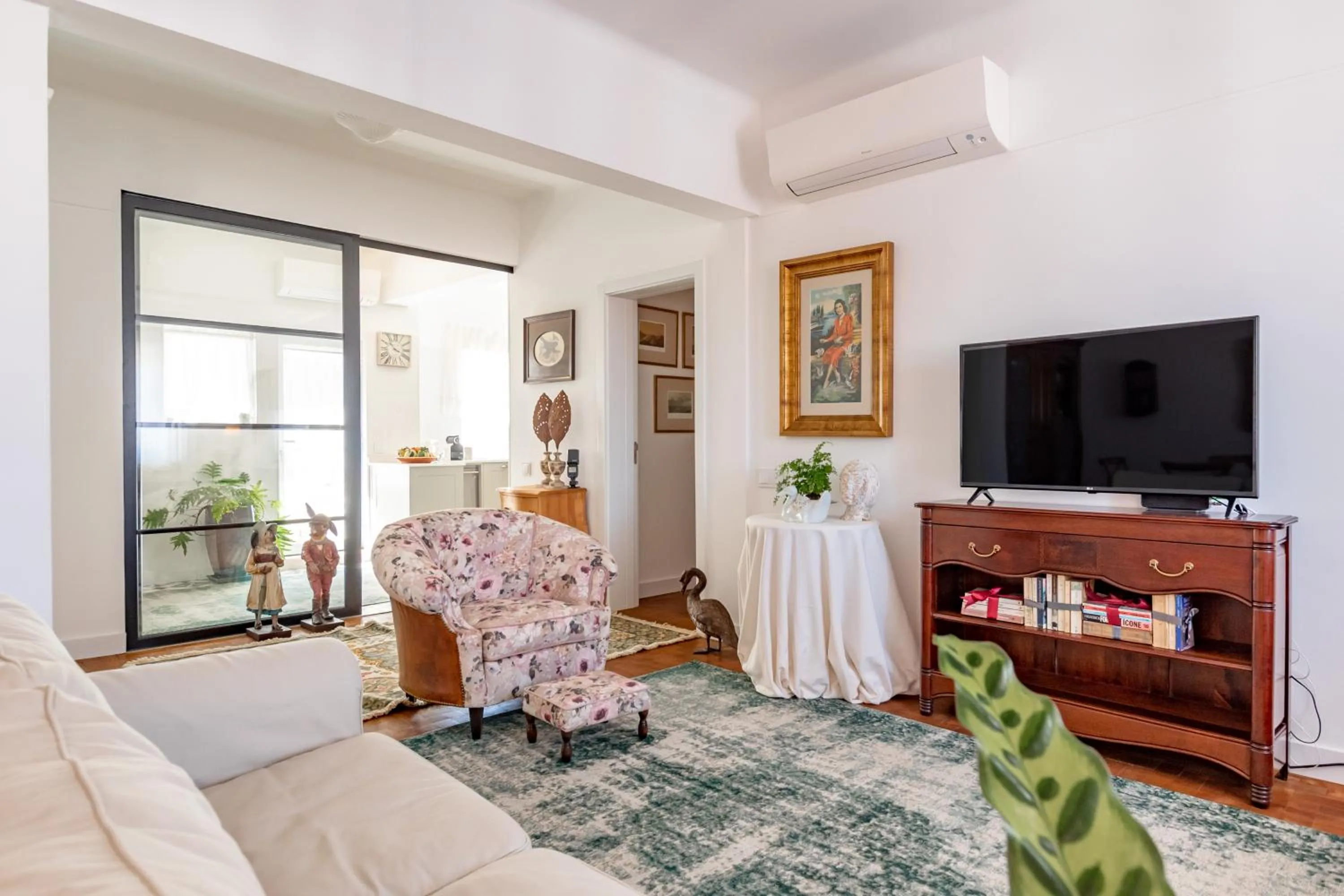 Communal lounge/ TV room in Casa da Avó Bia