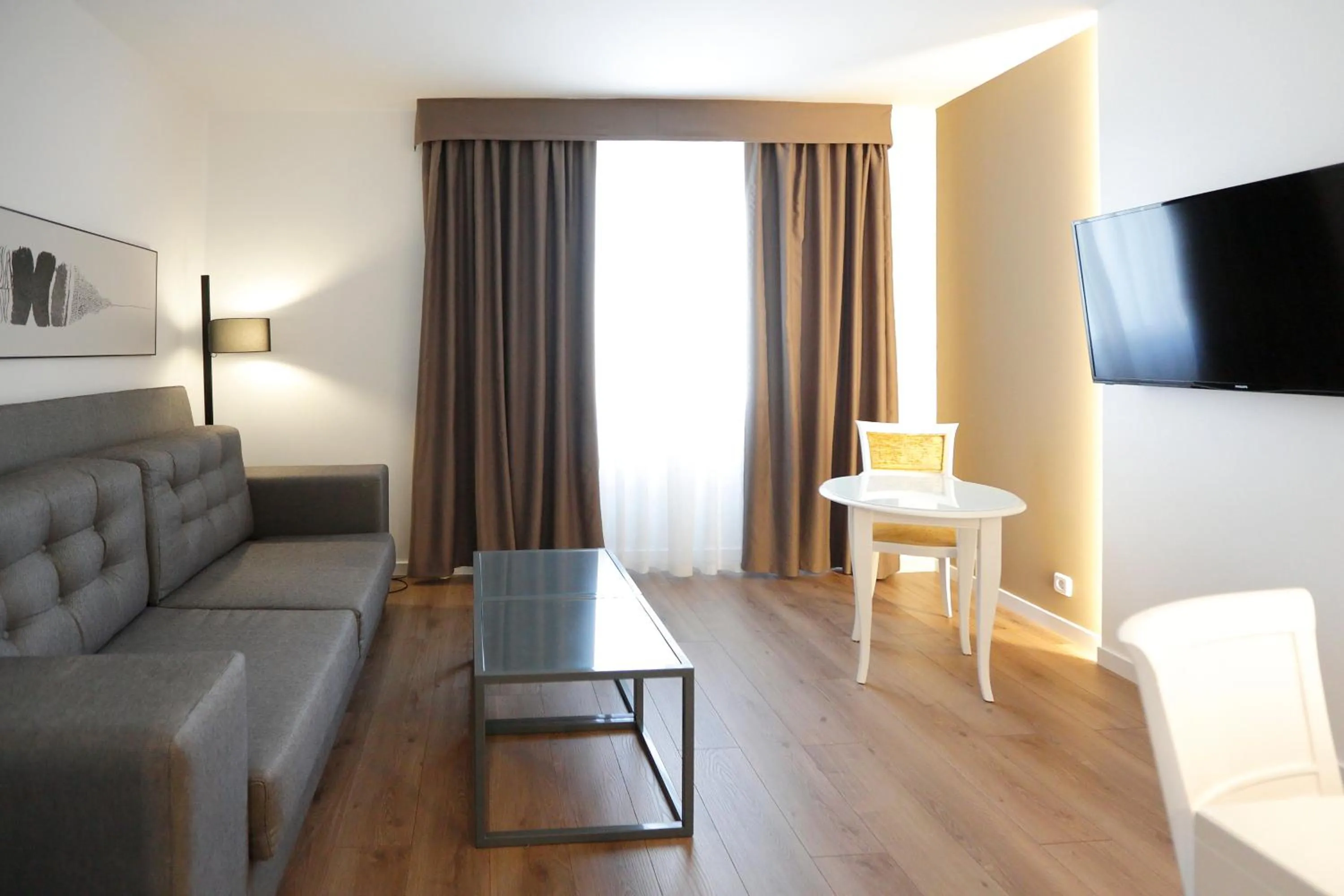 Photo of the whole room in Sercotel Alfonso XIII