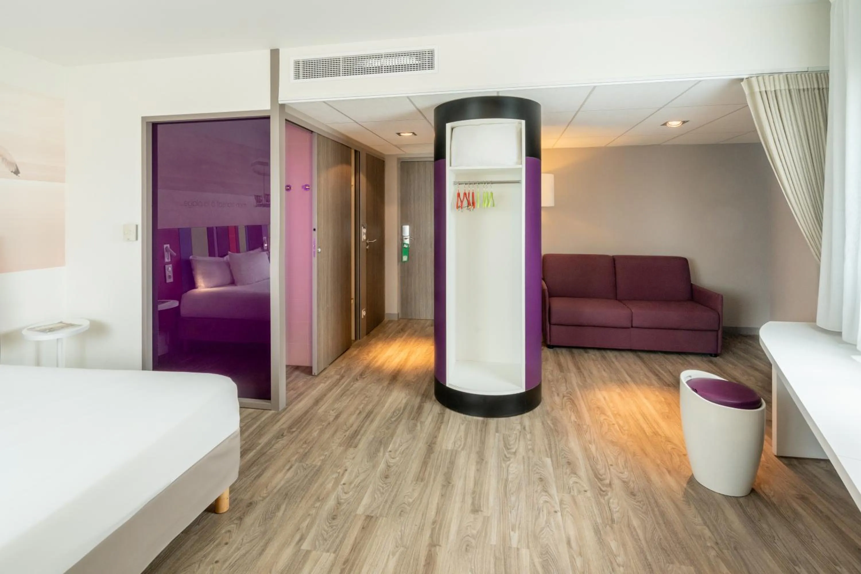 Bedroom, Bed in ibis Styles Les Sables Olonne