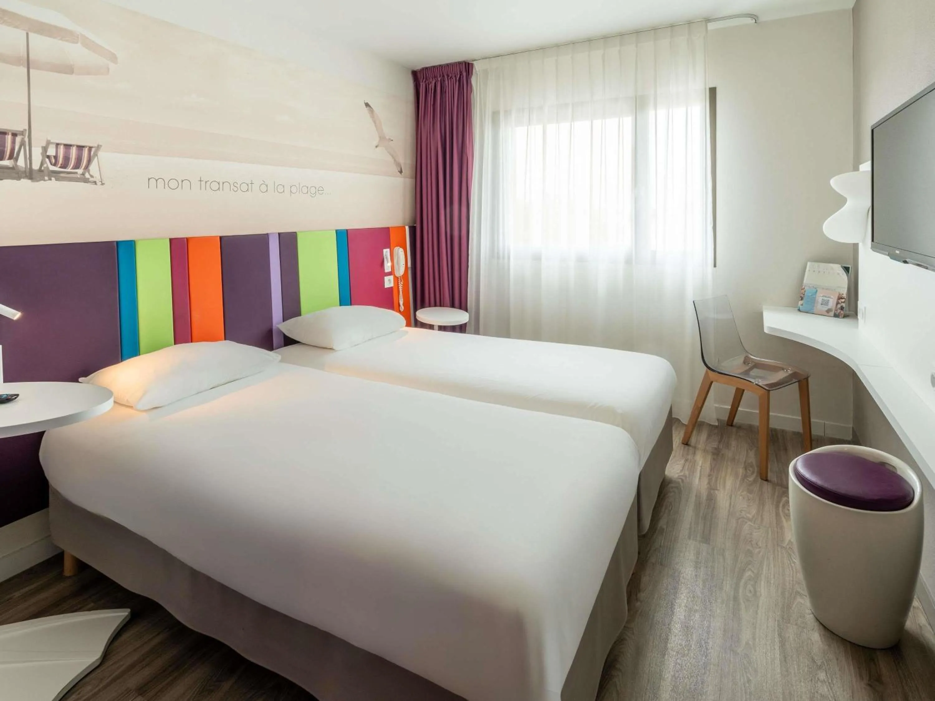 Bedroom, Bed in ibis Styles Les Sables Olonne