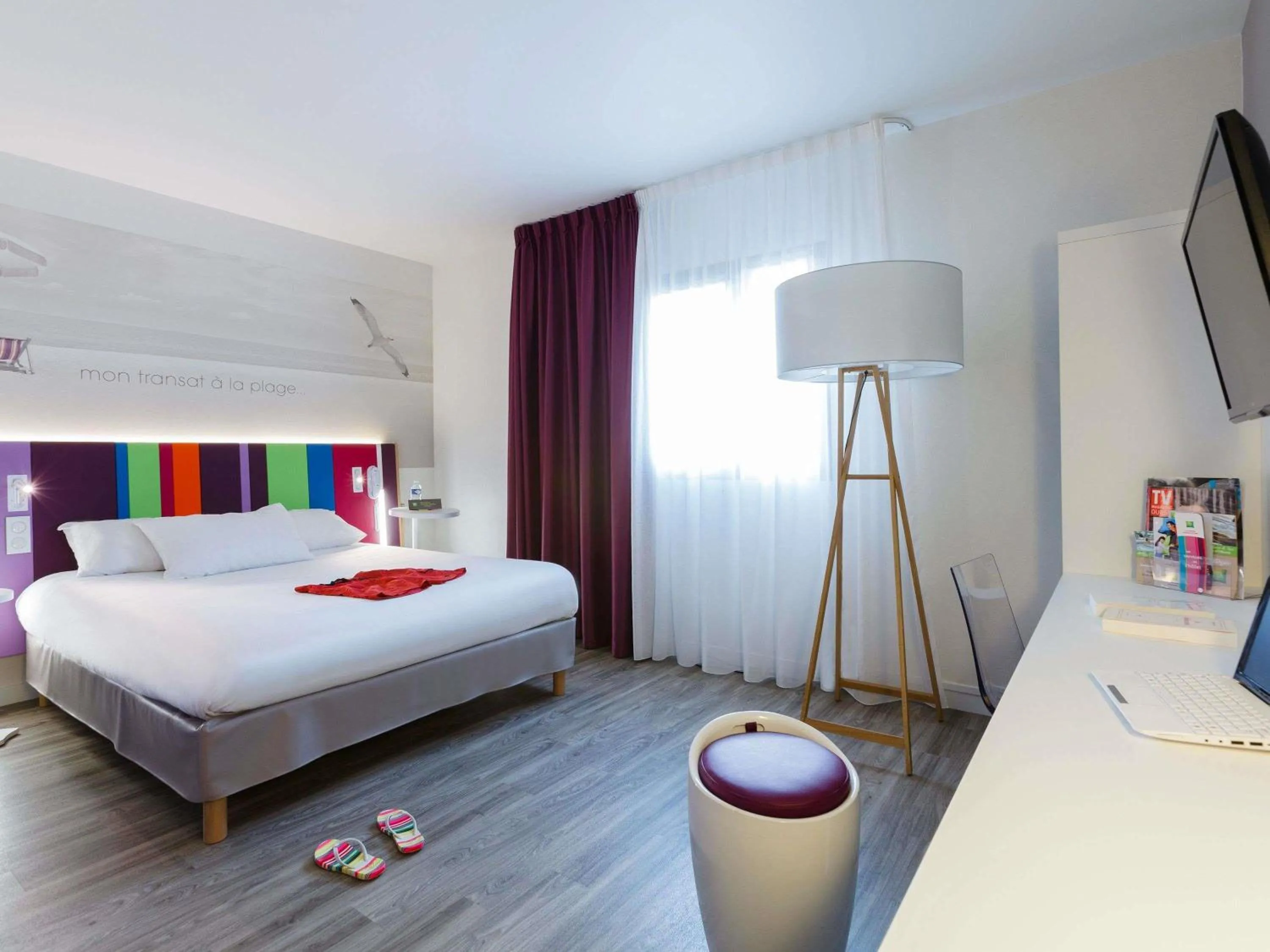 Bedroom, Bed in ibis Styles Les Sables Olonne