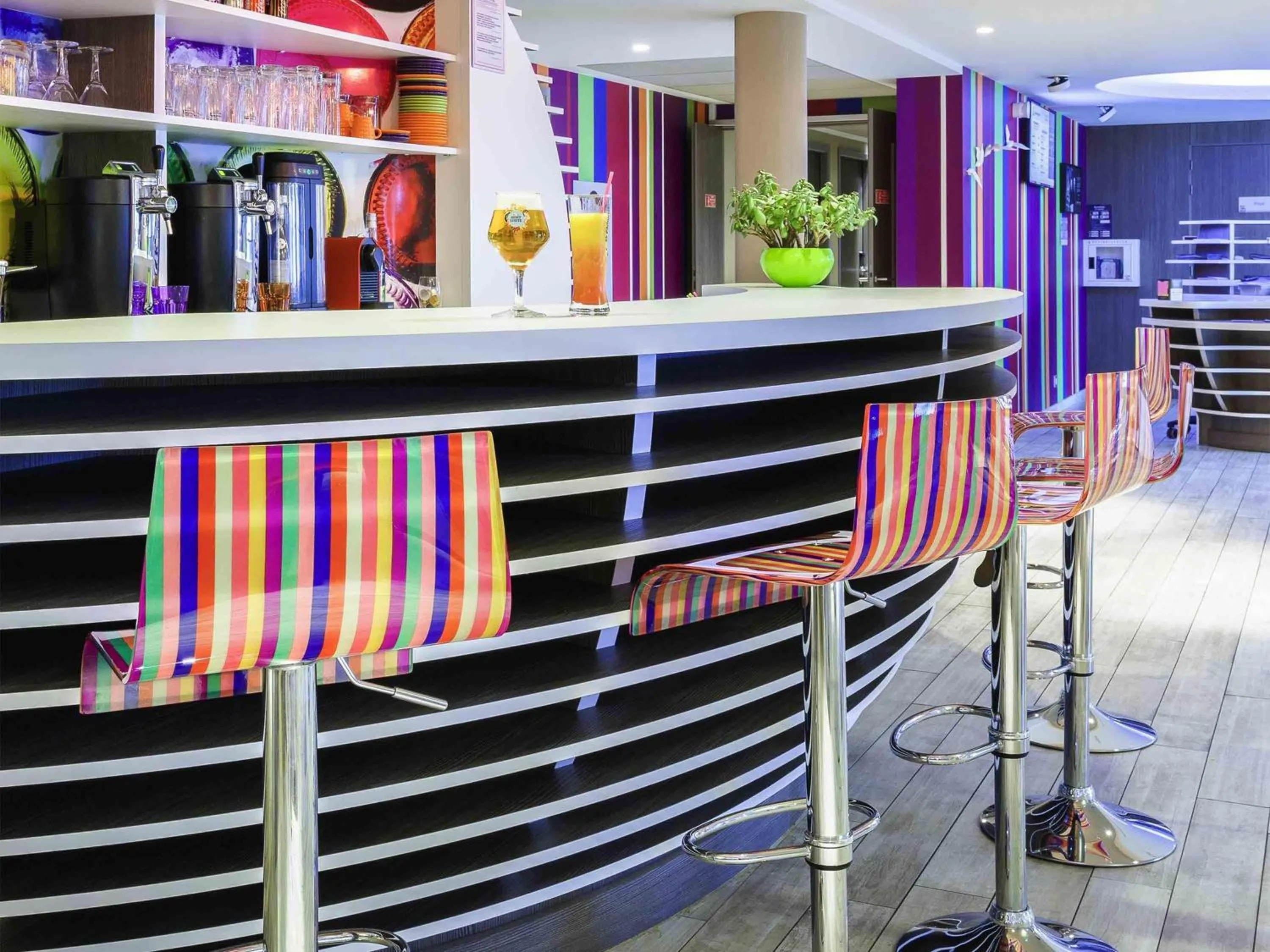 Lounge or bar in ibis Styles Les Sables Olonne