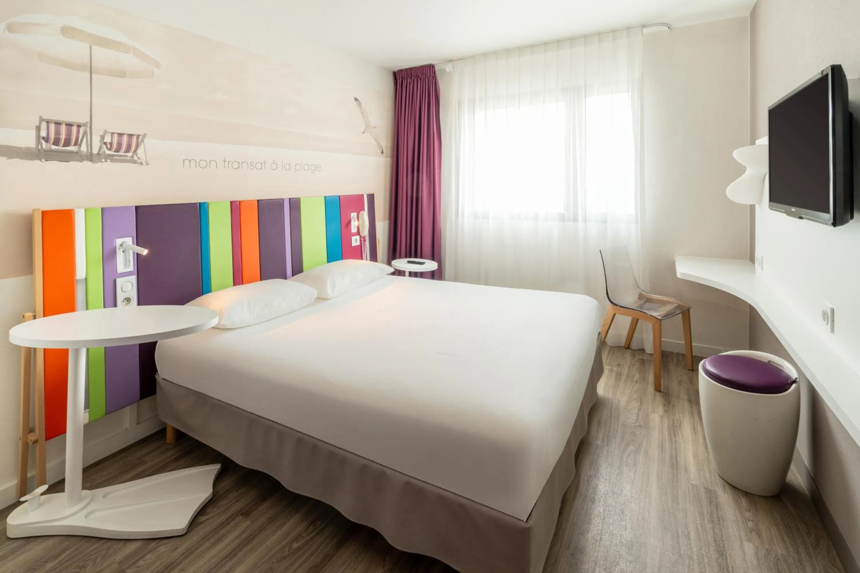 Bedroom, Bed in ibis Styles Les Sables Olonne