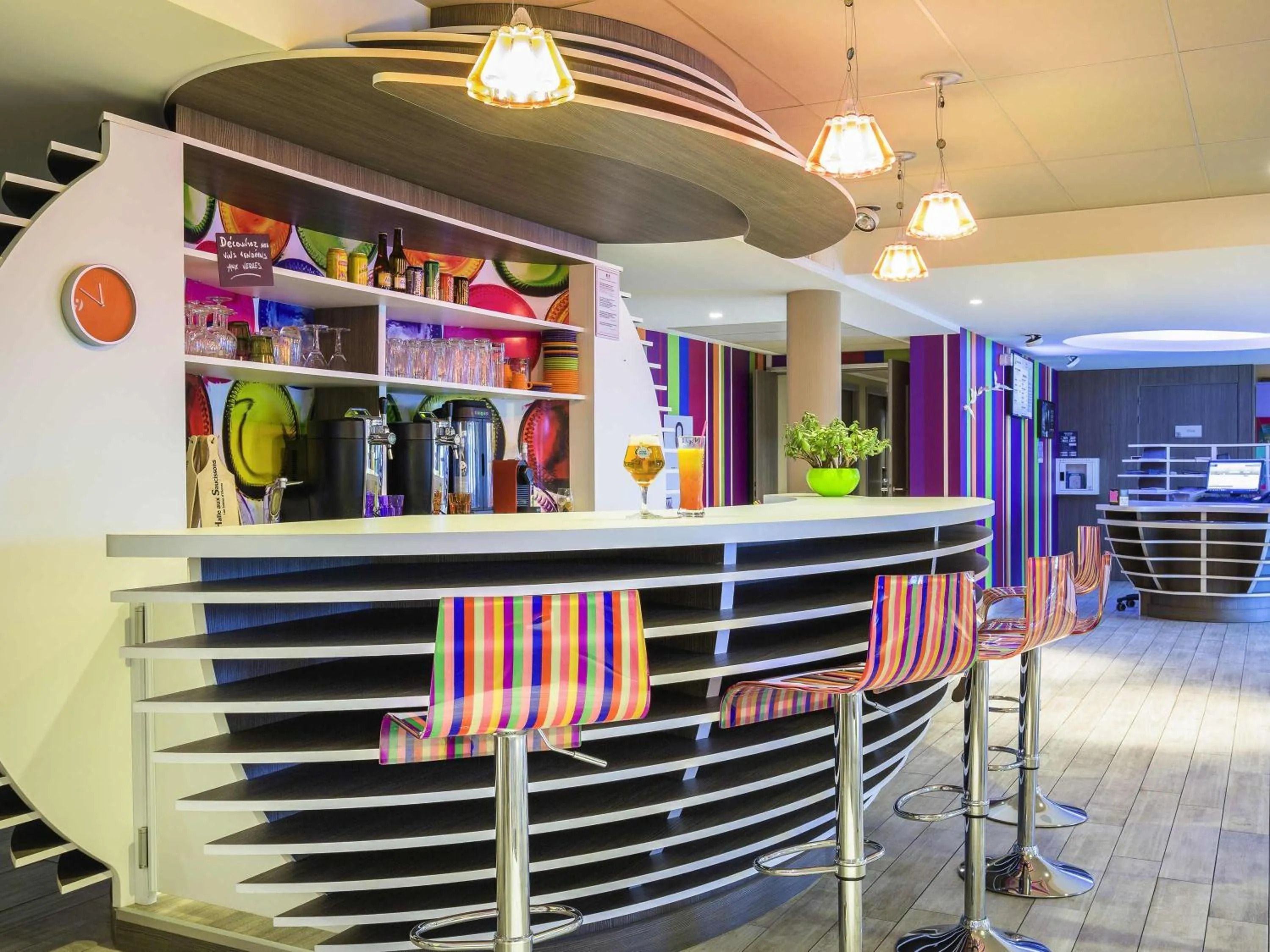 Lounge or bar in ibis Styles Les Sables Olonne