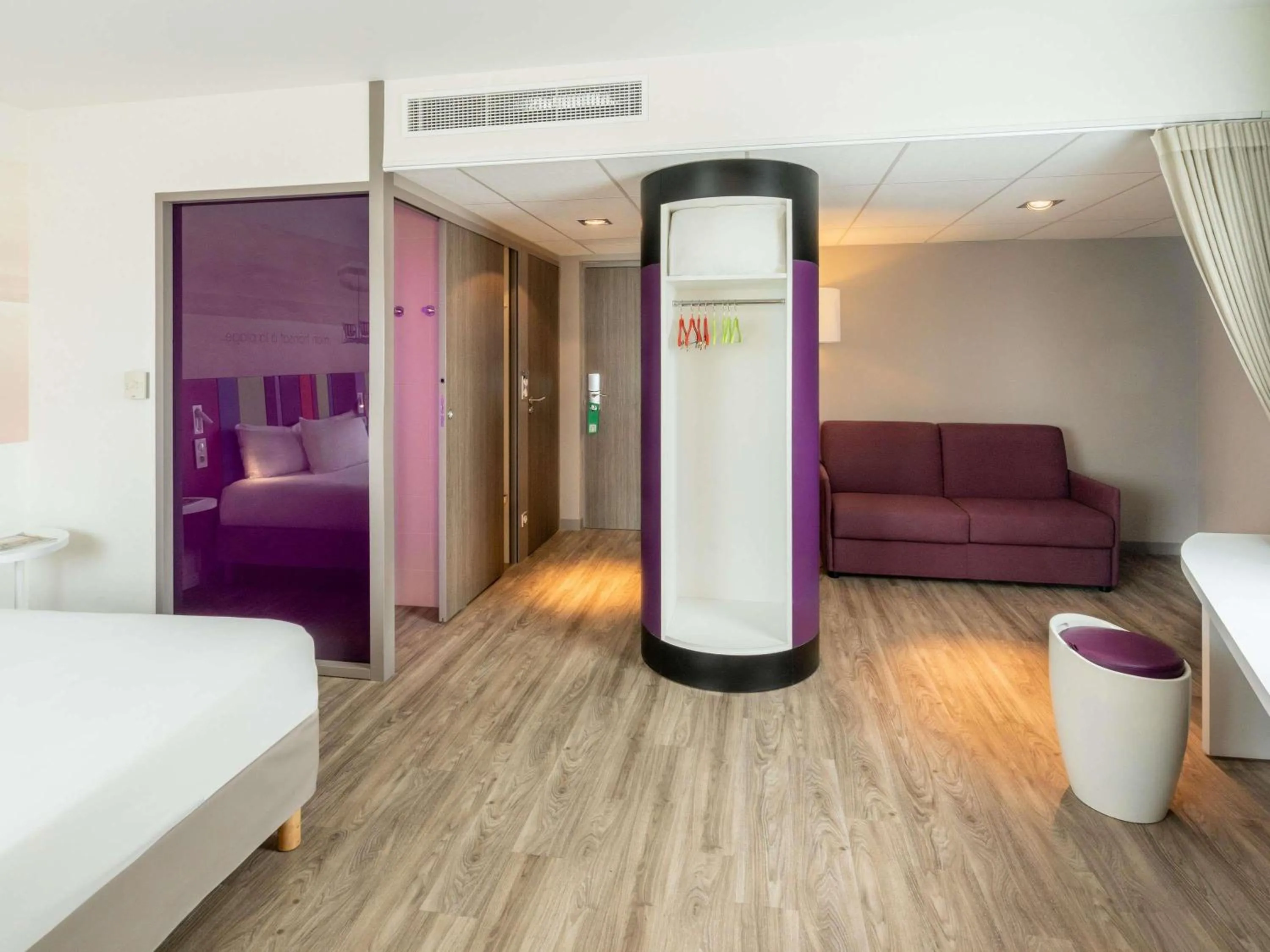 Bedroom, Bed in ibis Styles Les Sables Olonne
