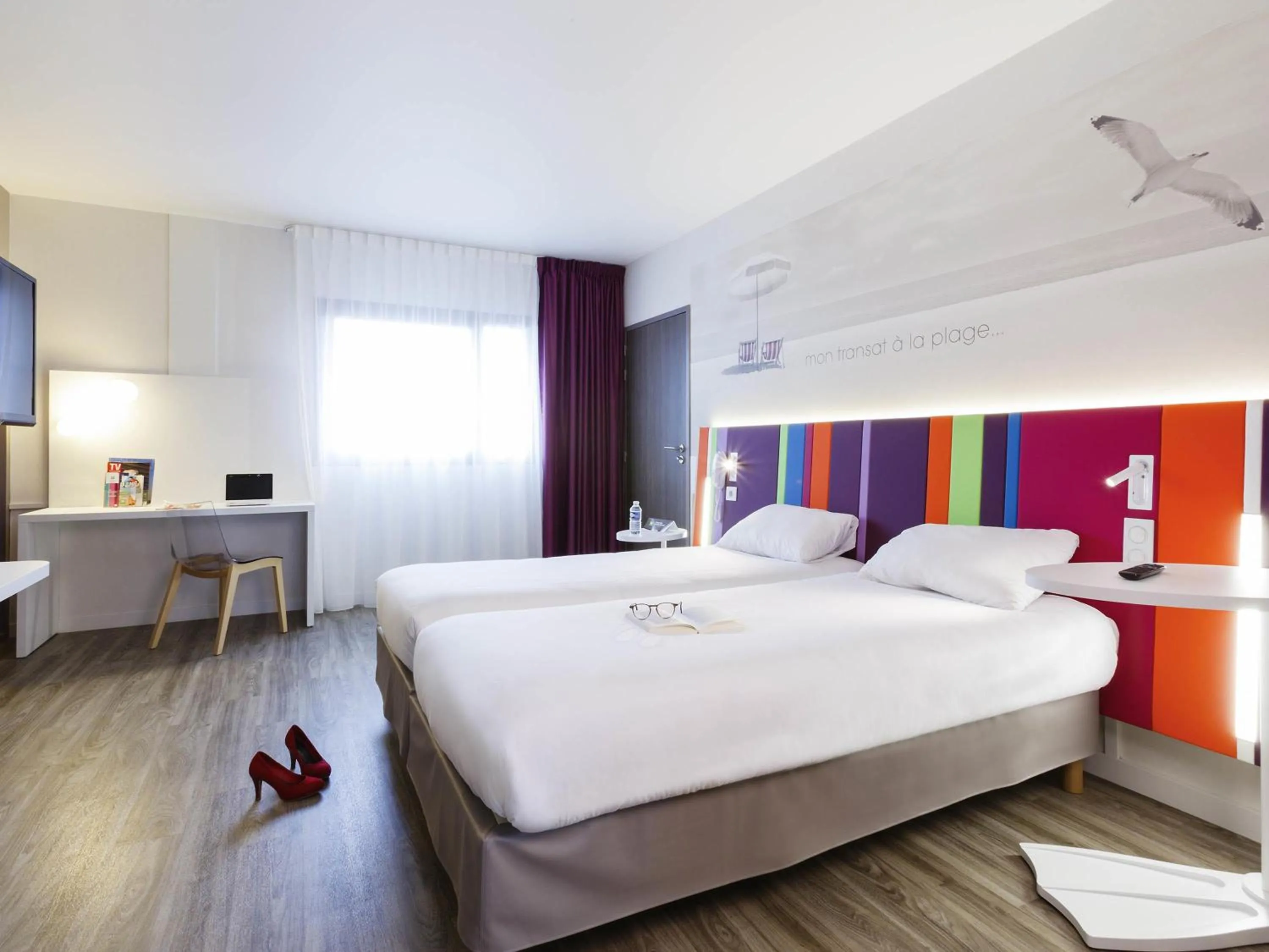 Bedroom, Bed in ibis Styles Les Sables d'Olonne