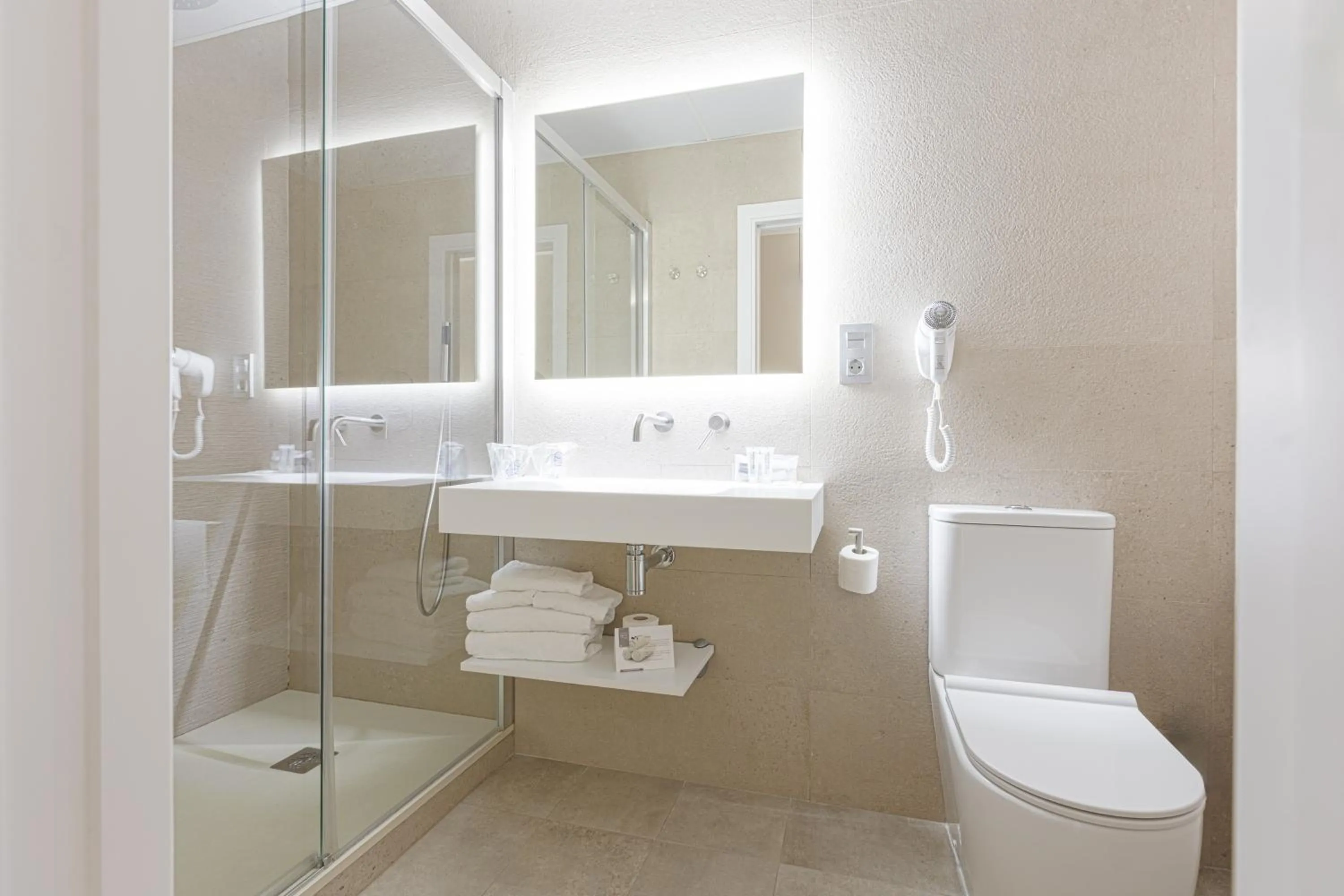 Bathroom in AACR Hotel Monteolivos