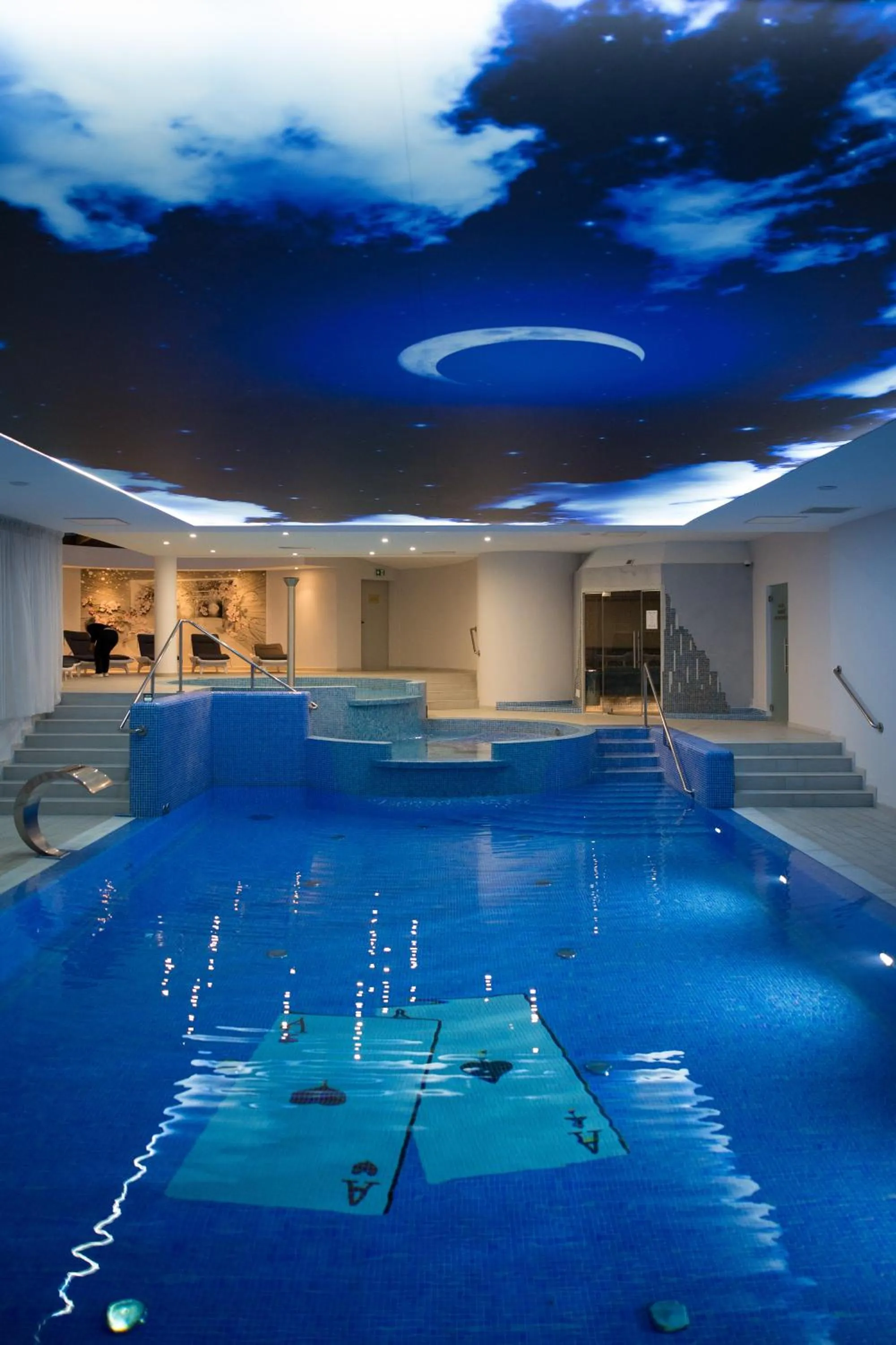 Swimming pool in W Krainie Alicji