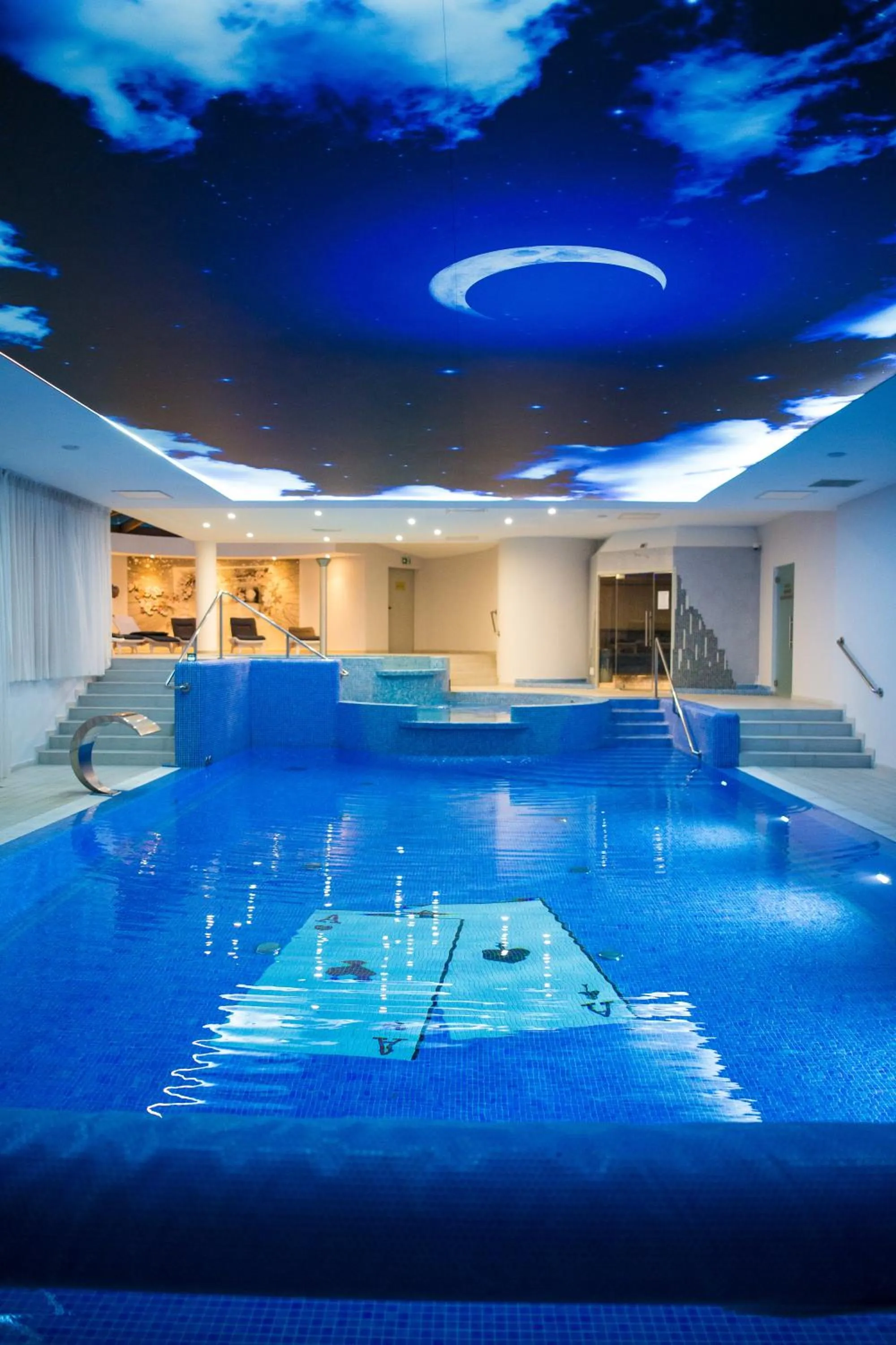 Swimming pool in W Krainie Alicji