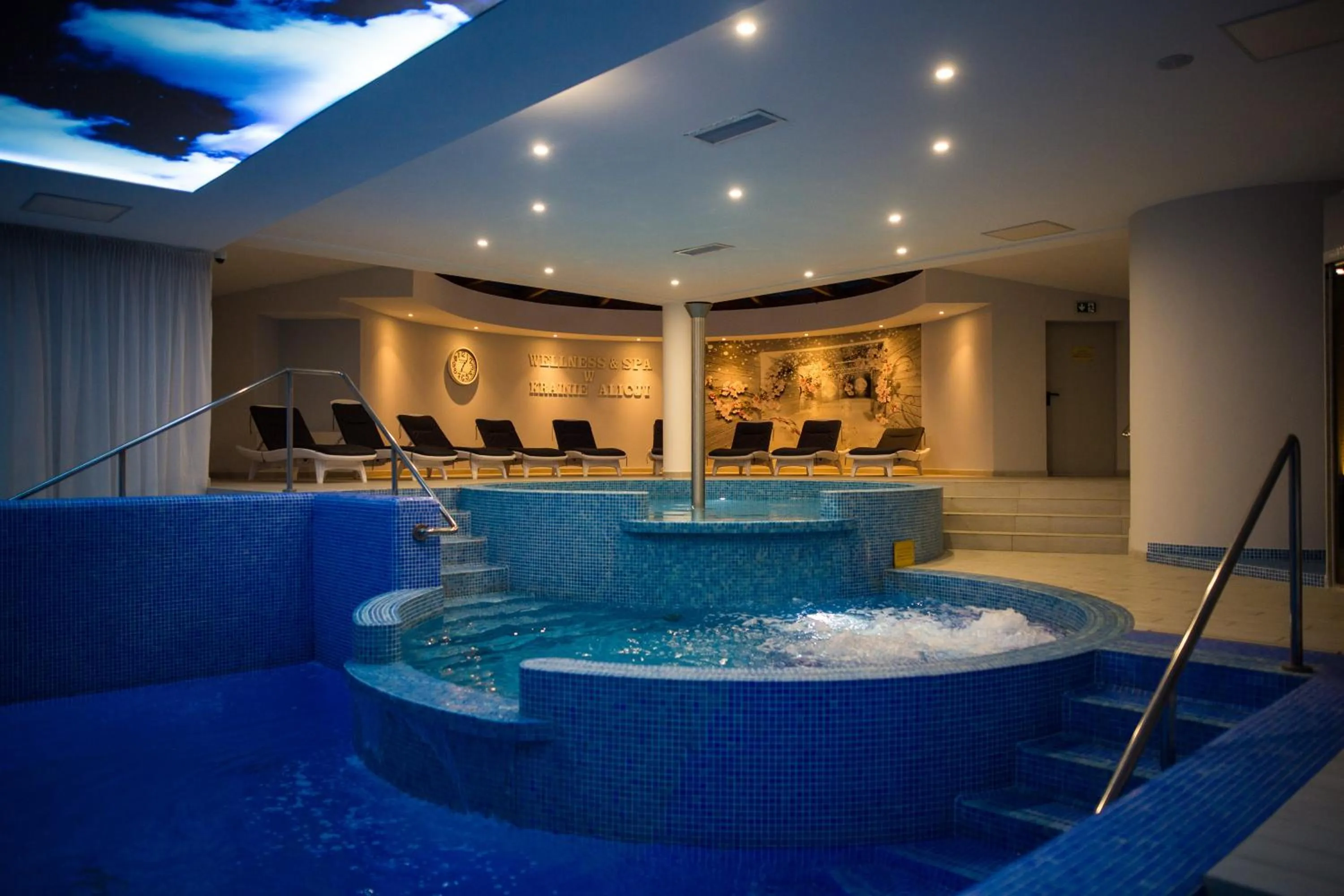 Swimming pool in W Krainie Alicji