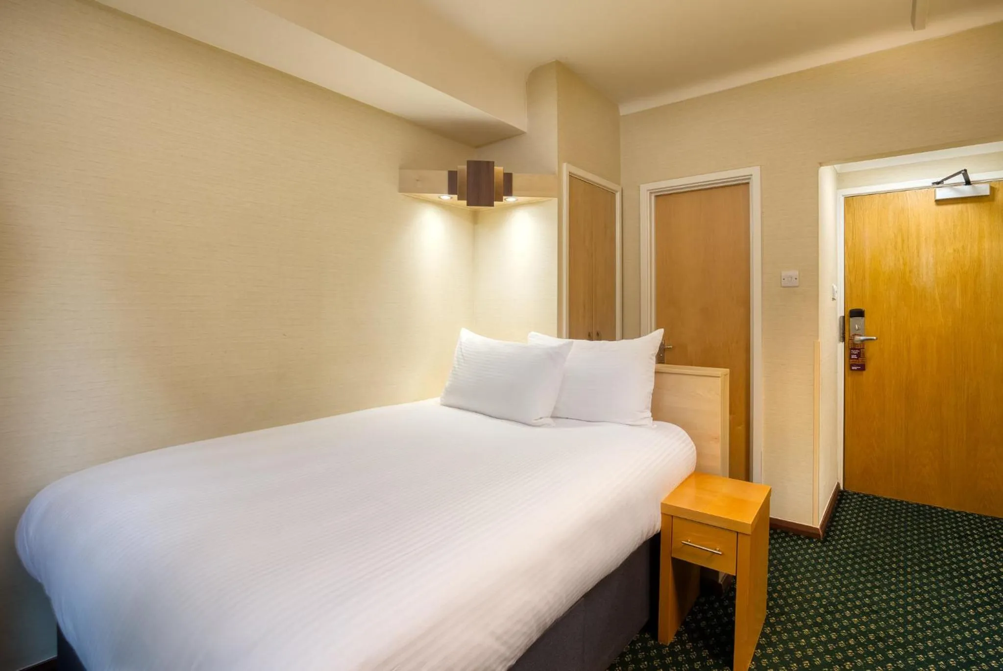 Photo of the whole room, Bed in Tavistock Hotel